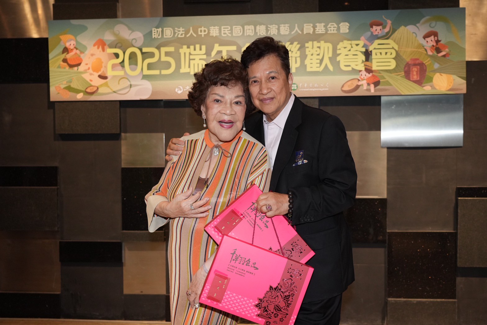 周遊（左）和李朝永一對活寶。（圖／記者陳明中攝）