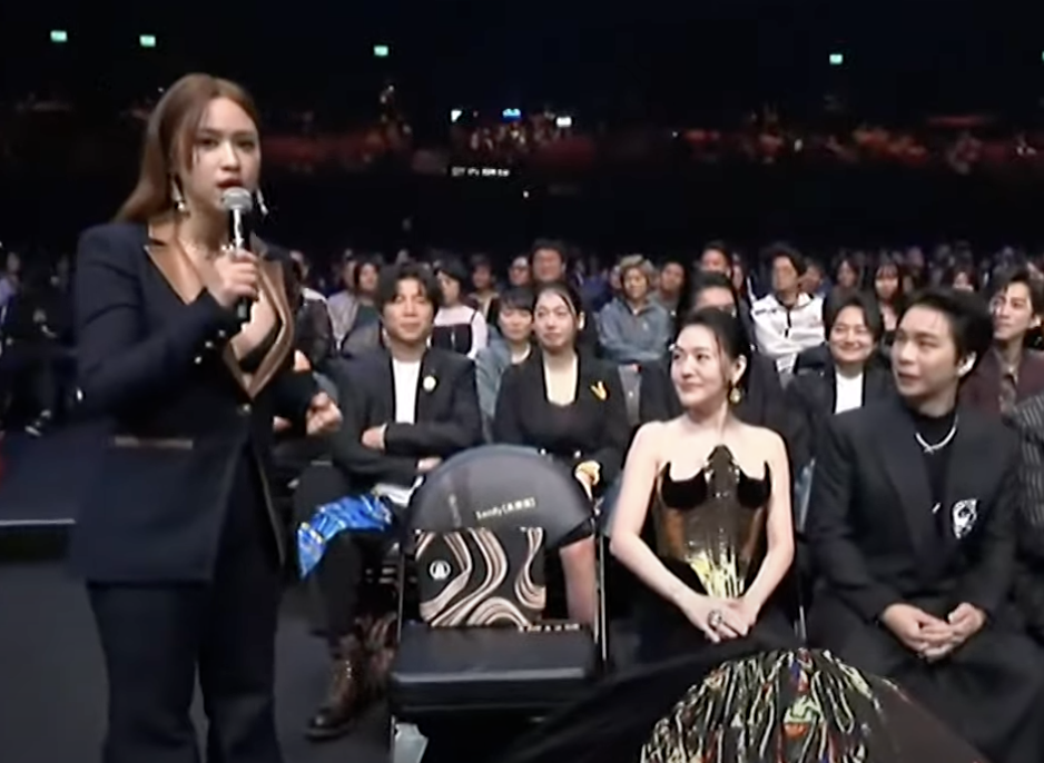吳姍儒（左起）去年訪問入圍金鐘獎的小S、派翠克。（圖／翻攝金鐘獎）