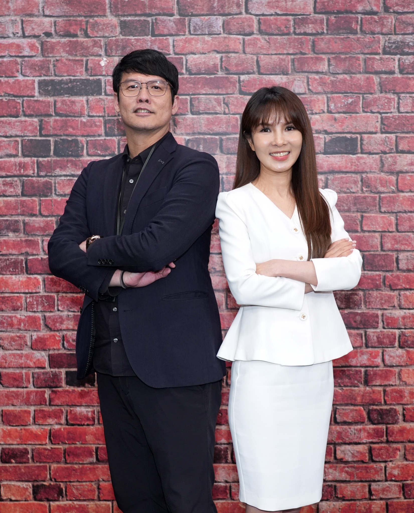 張立群（左）和吳采妮播報資歷豐富。（圖／記者陳明中攝）