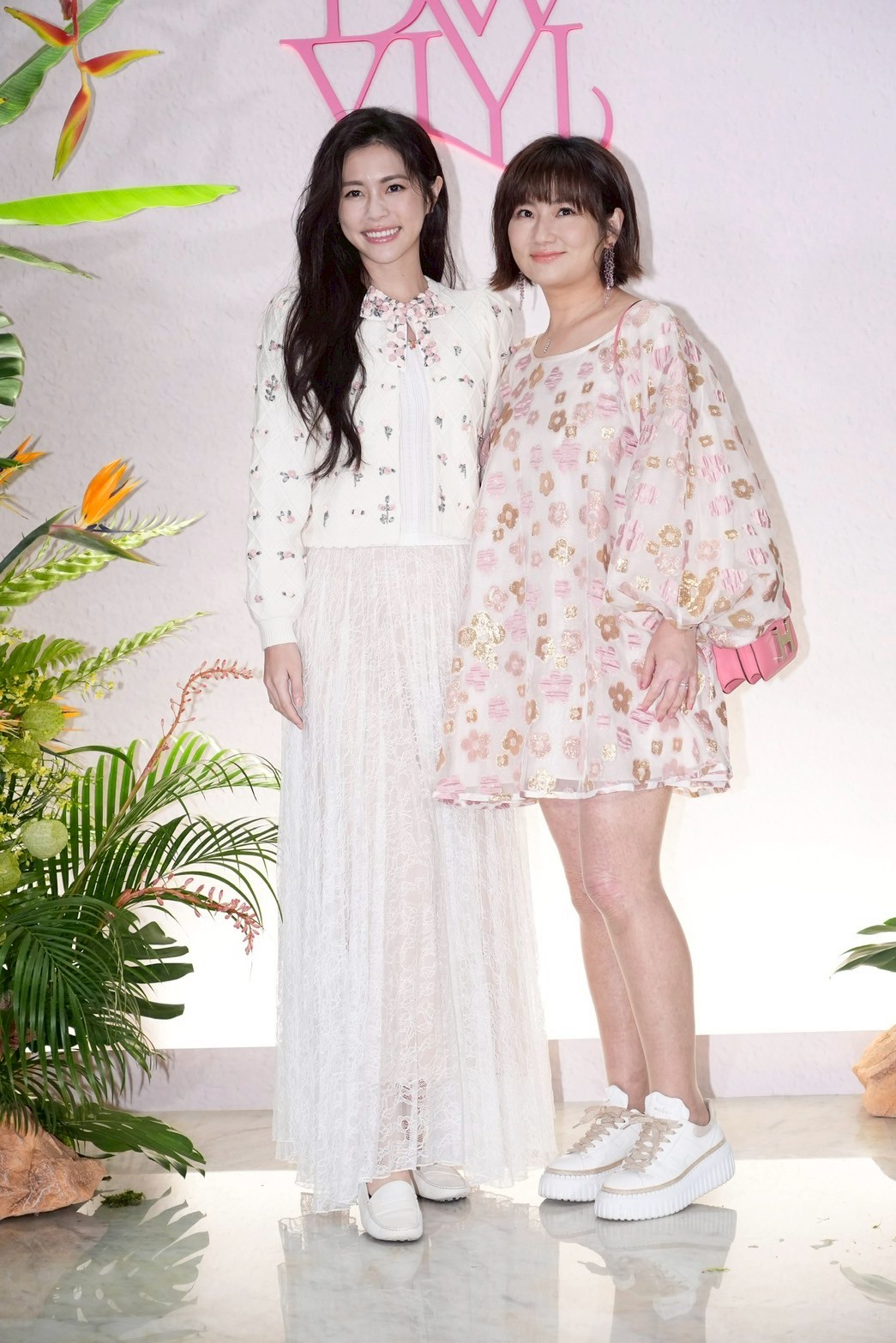 Selina任家萱和妹妹任容萱一起出席婚禮。（圖／記者許方正攝）
