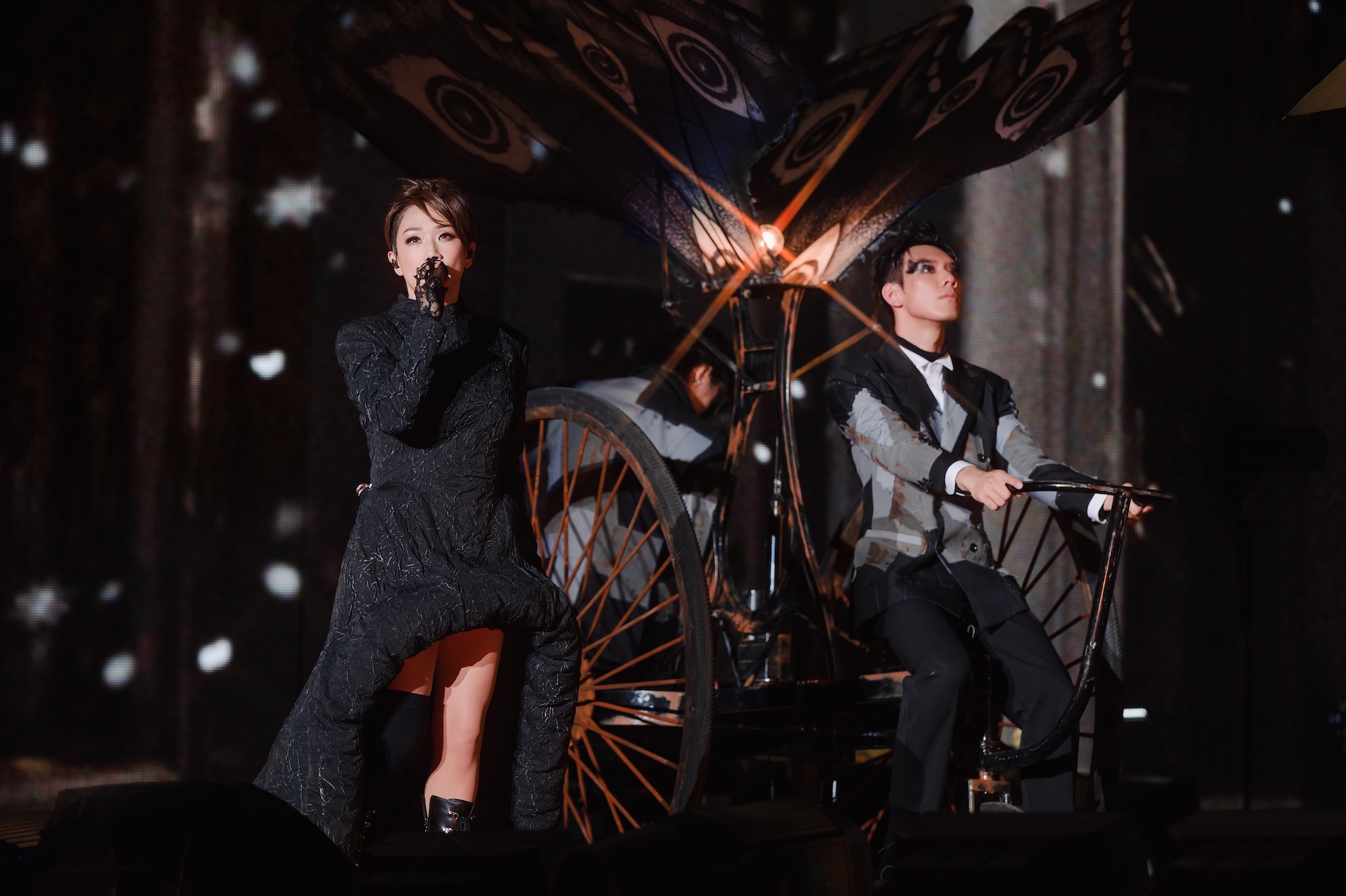 林憶蓮出道40周年巡演北京登場　暌違9年「躺平」開場