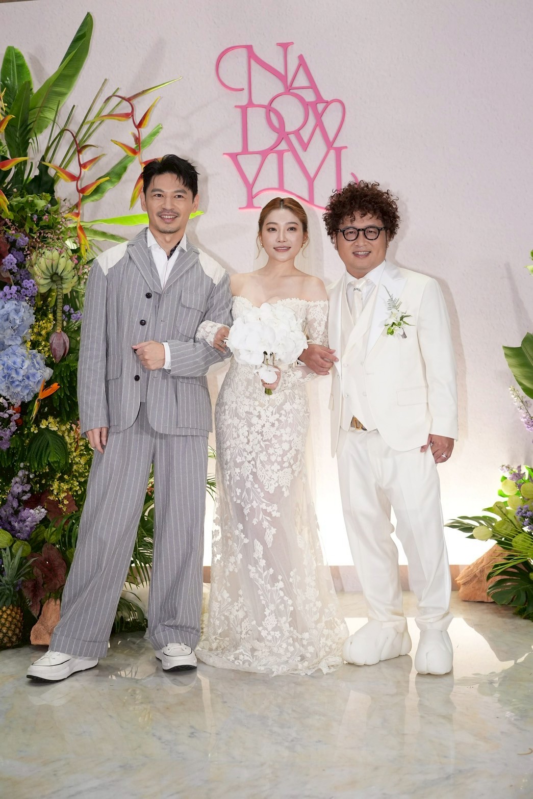 阿KEN擔任婚禮主持人，三人合照時笑納豆是花童。（圖／記者許方正攝）