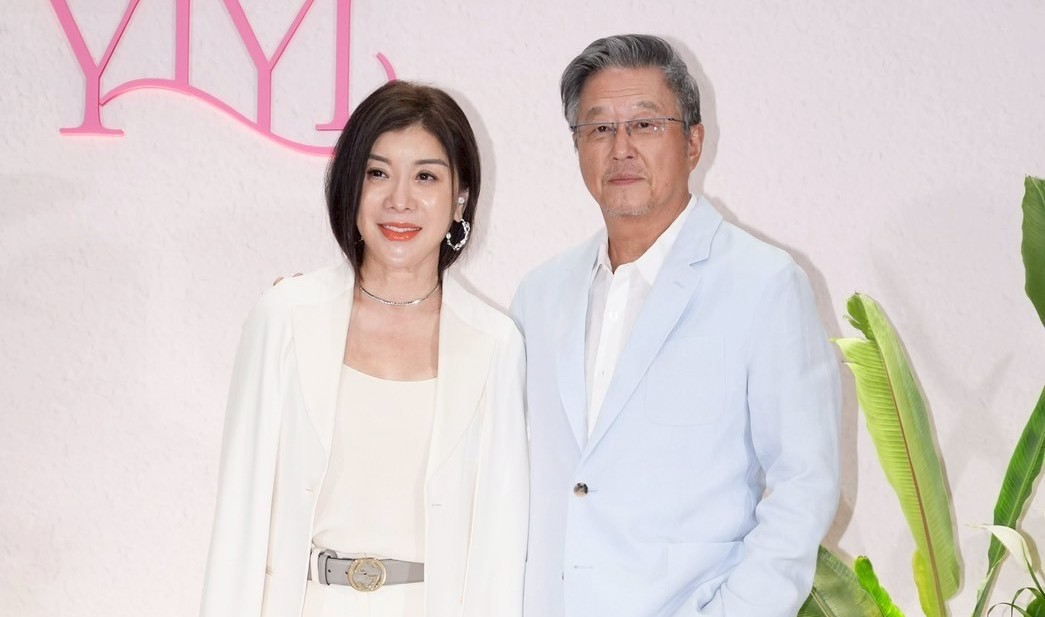 王偉忠牽著老婆林慧晶出席婚禮。（圖／記者許方正攝）