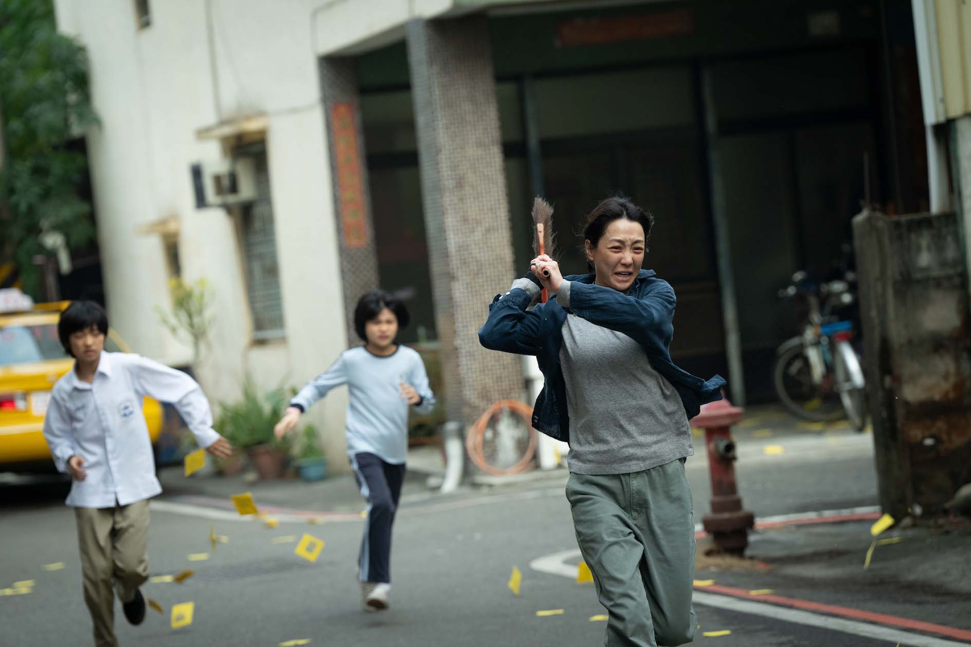 謝欣穎飾演的崩潰母親對騷擾行為暴走追逐。（圖／CATCHPLAY 提供）