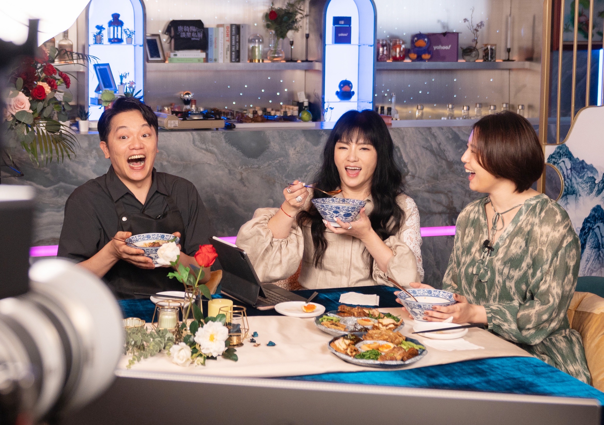 《唐綺陽談星私廚》由唐綺陽坐鎮、索艾克掌廚。（圖／緯來綜合台提供）