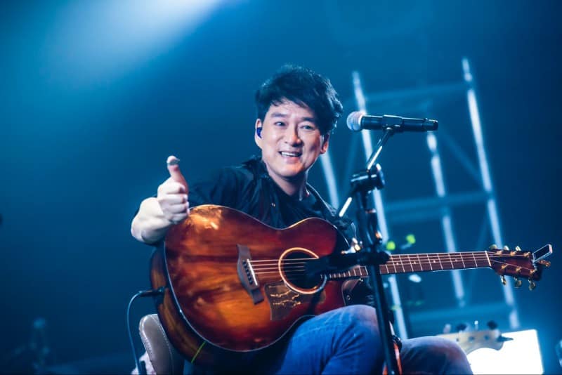 周華健開心當公公。（圖／翻攝周華健臉書）