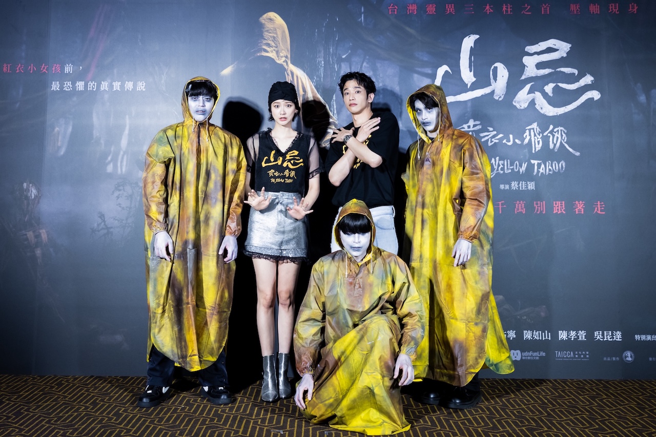 劉以豪（右二起）與袁澧林被黃衣小飛俠圍繞。（圖／威視提供）