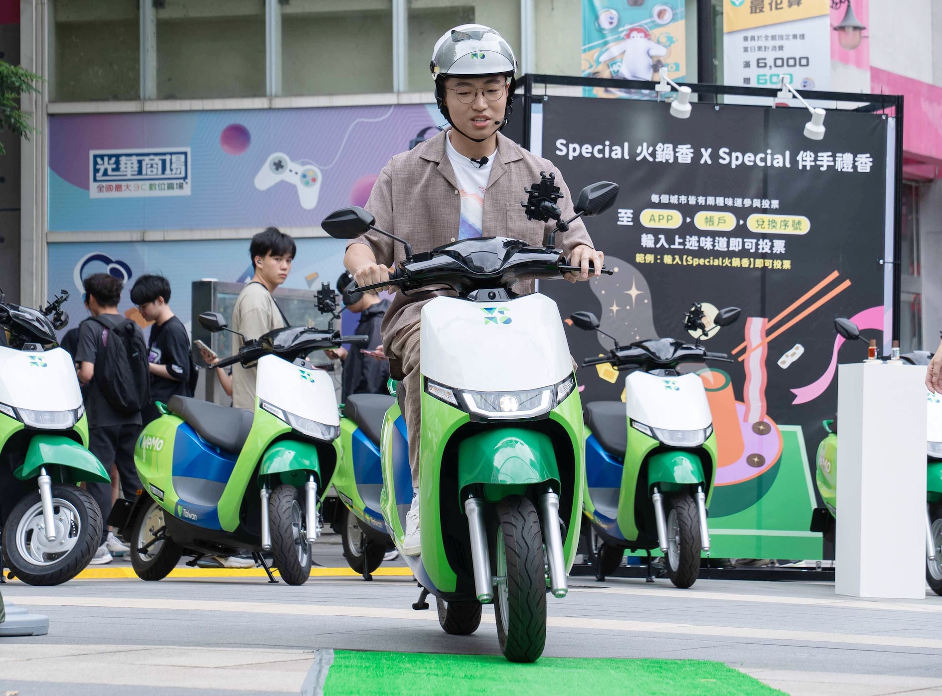 黃大謙騎電動機車。（圖／WeMo提供）