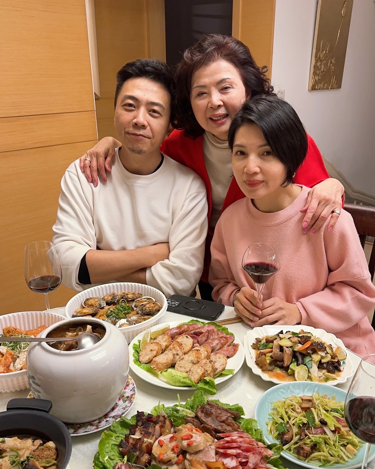 廖錦德（左）今年除夕夜和媽媽（中）一起，不見爸爸廖峻。（圖／翻攝錦德臉書）