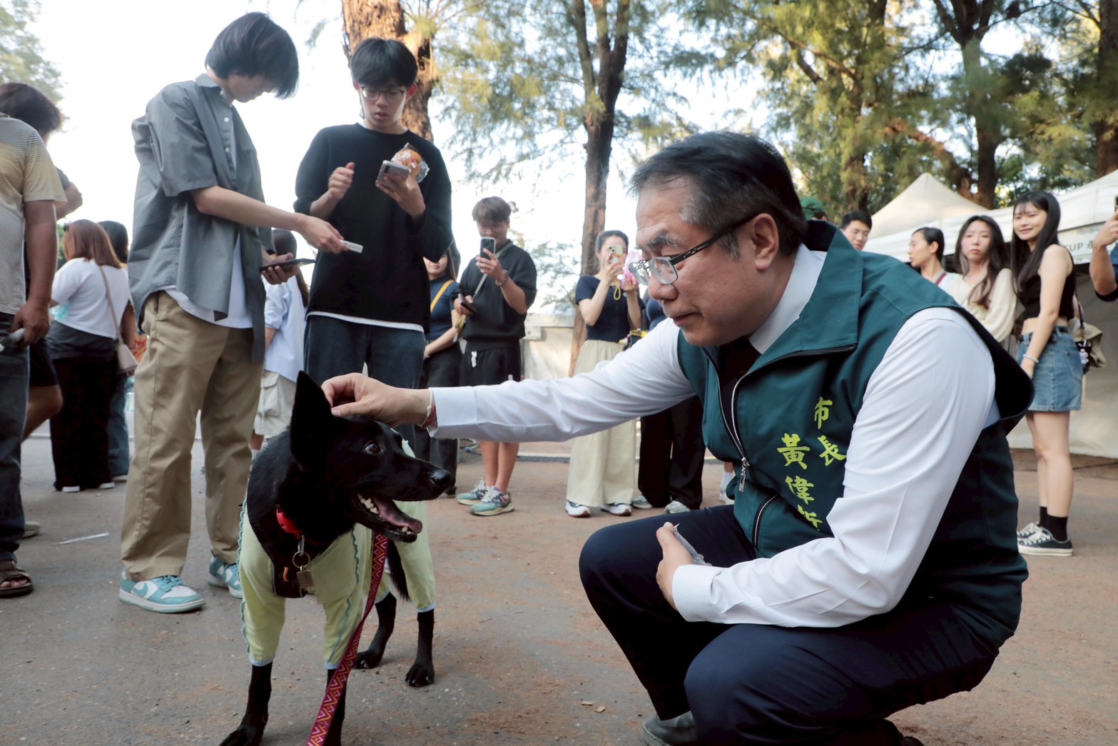 台南市長黃偉哲也現身走逛鯤森市集與島民市集。（圖／台南市政府提供）