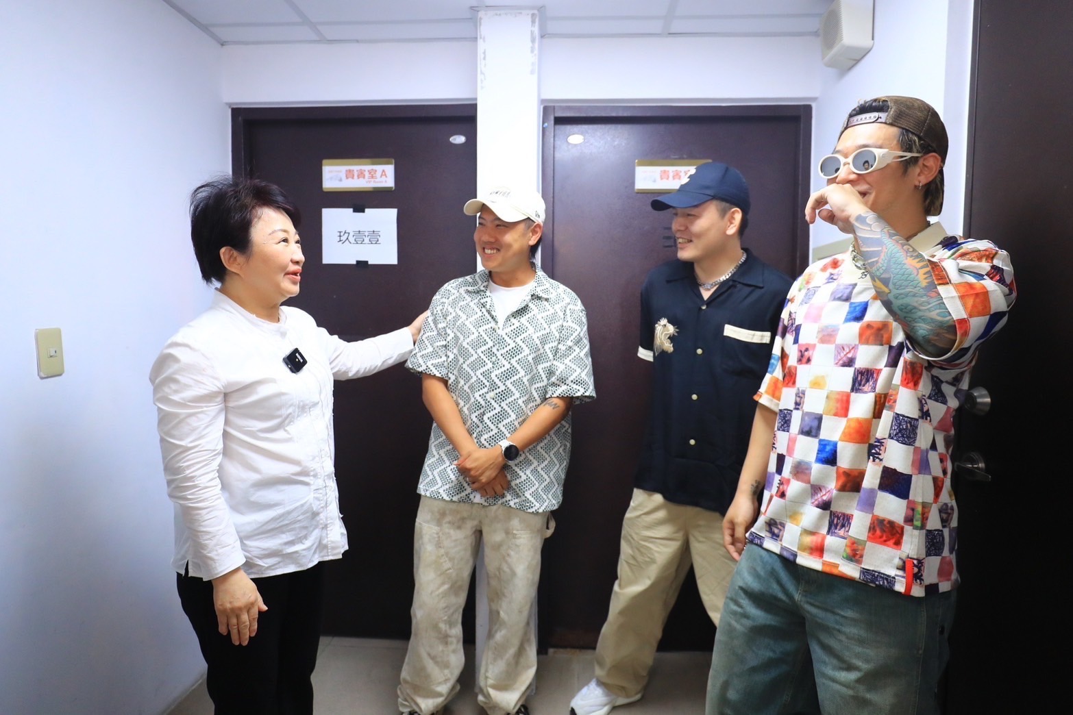 臺中市長盧秀燕準備珍奶、雞蛋糕及豆花，探班陳雷及玖壹壹。（圖／三立提供）