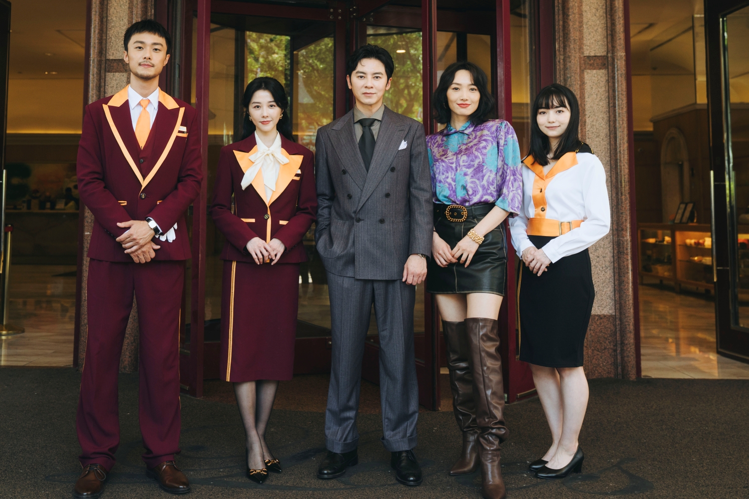 施柏宇（左起）、邵雨薇、李國毅、蔡思韵、黑嘉嘉出席開鏡儀式。（圖／一念電影提供）