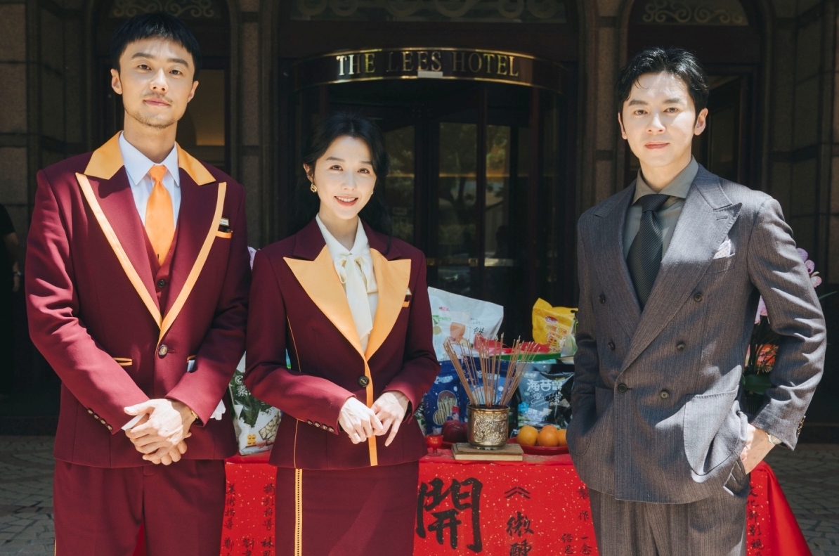 演員施柏宇（左起）、邵雨薇、李國毅主演影集《微醺大飯店1980s》高雄開鏡。（圖／一念電影提供）