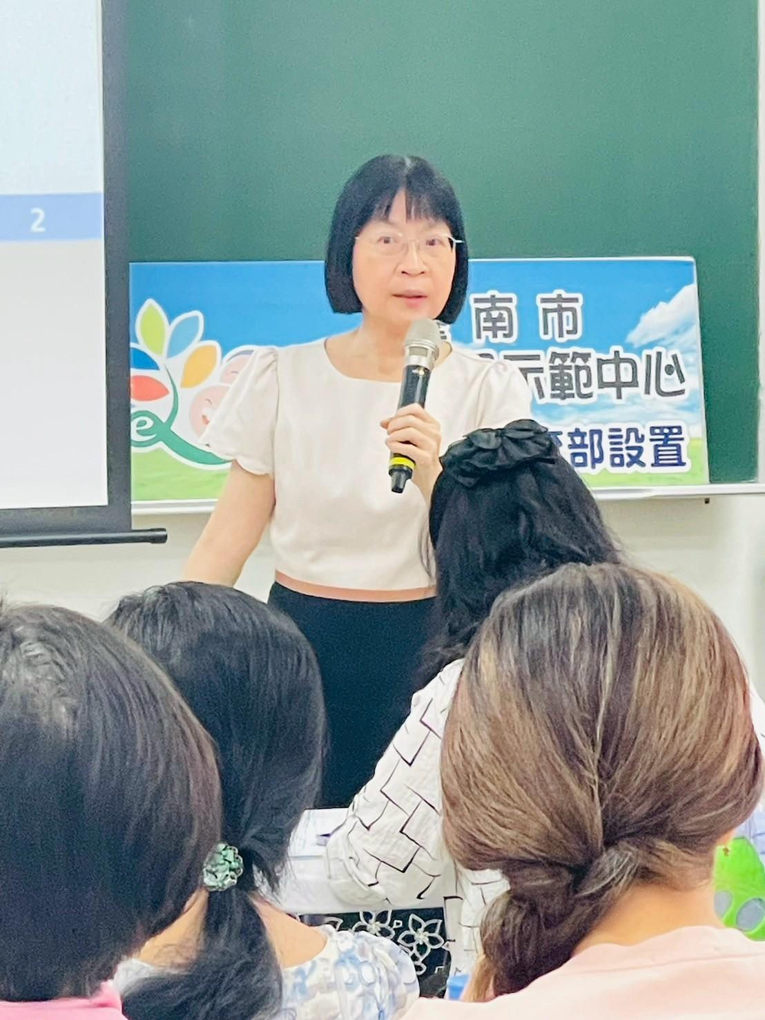 中正大學教授李雅慧於學員教學演示後提供回饋及建議。（圖／臺南市政府提供）