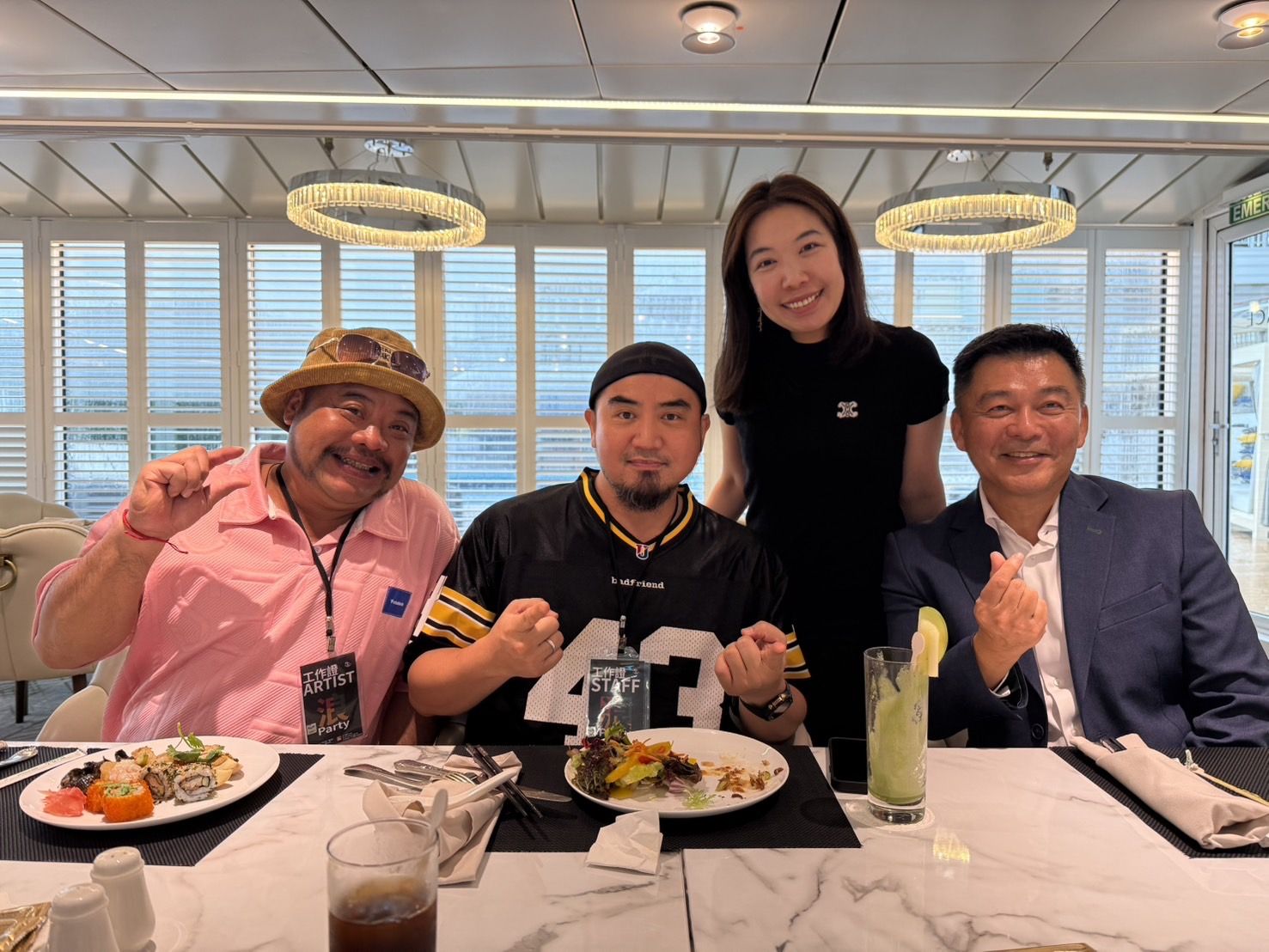 麗星郵輪總裁吳明發（右起）、副總裁徐牧柔邀Maztka、巴大雄上船演出。（圖／麗星郵輪提供）