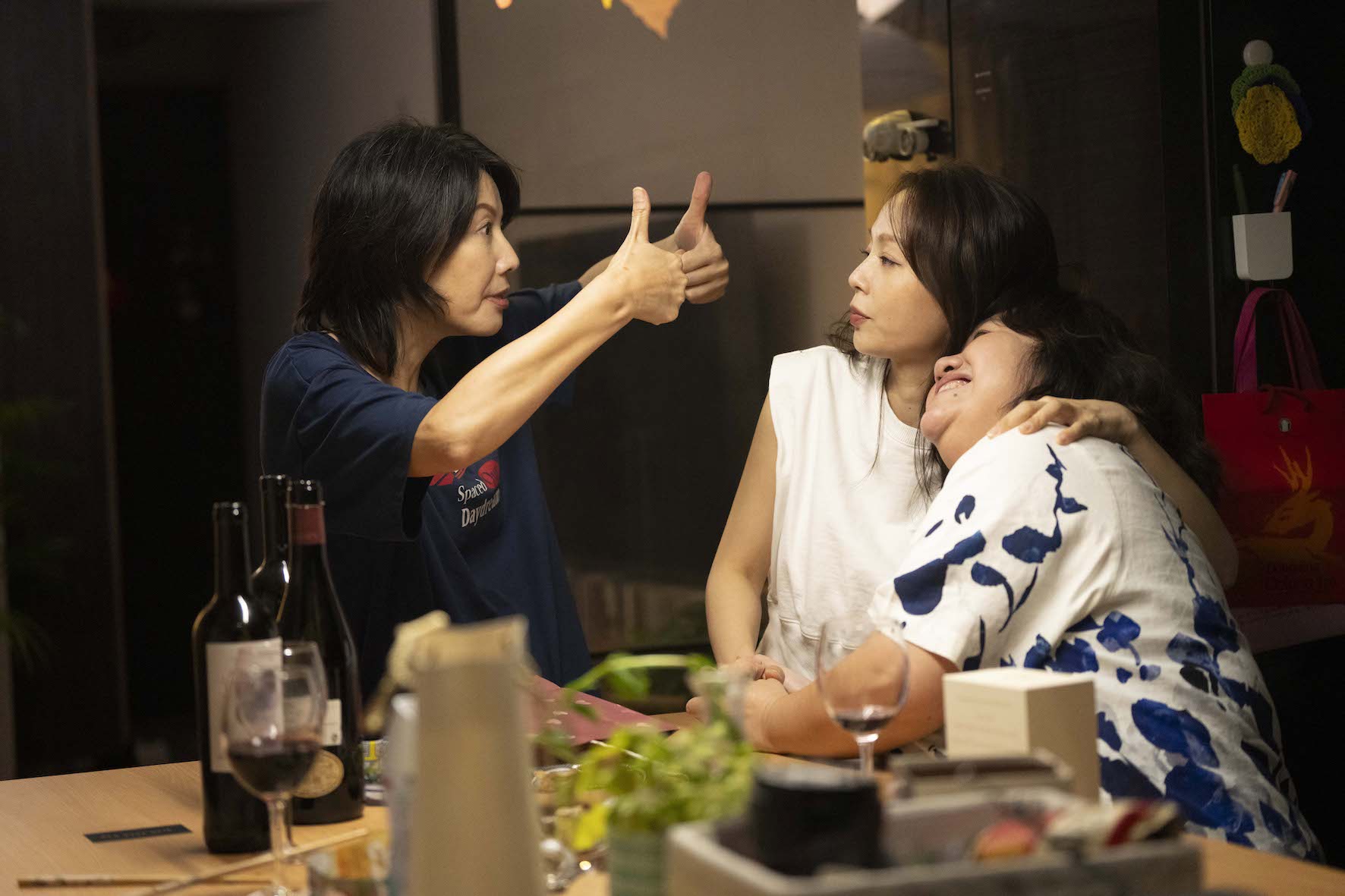 鍾欣凌、丁寧、孫淑媚在《拜六禮拜》中飾演閨蜜。（圖／華視、公視台語台提供）