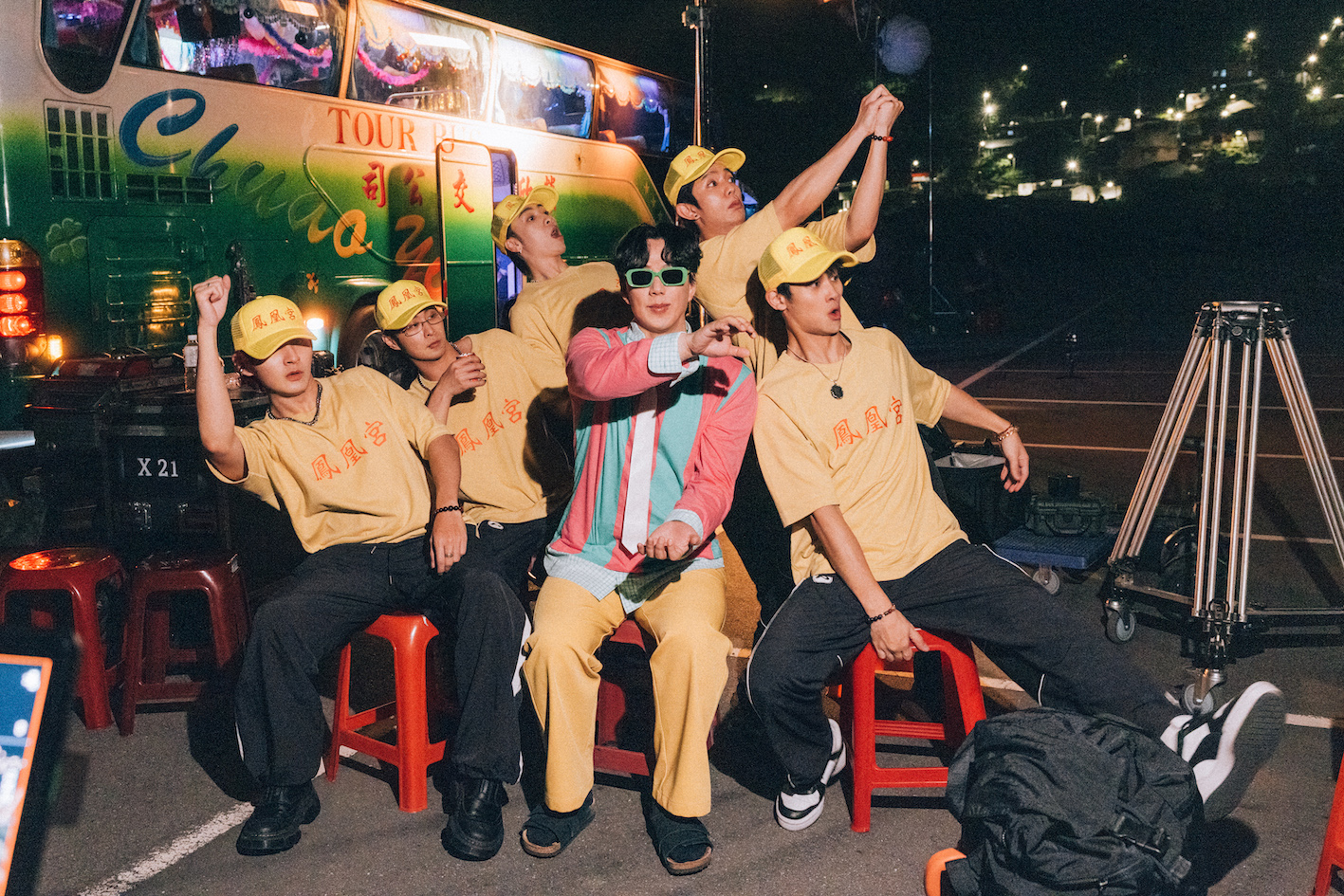 蕭煌奇全新單曲〈你攏無咧看〉MV同門師弟FEniX參演。（圖／華納音樂提供）