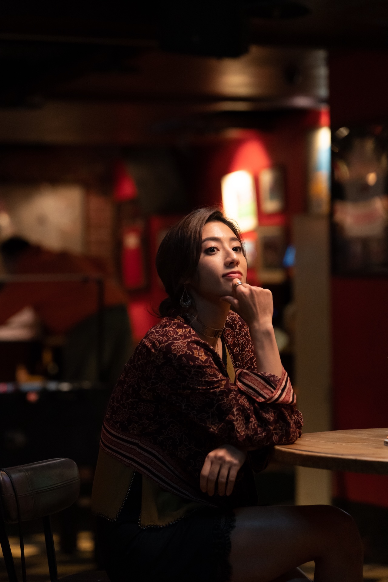 瑞瑪席丹獨自沉思。（圖／CATCHPLAY提供）