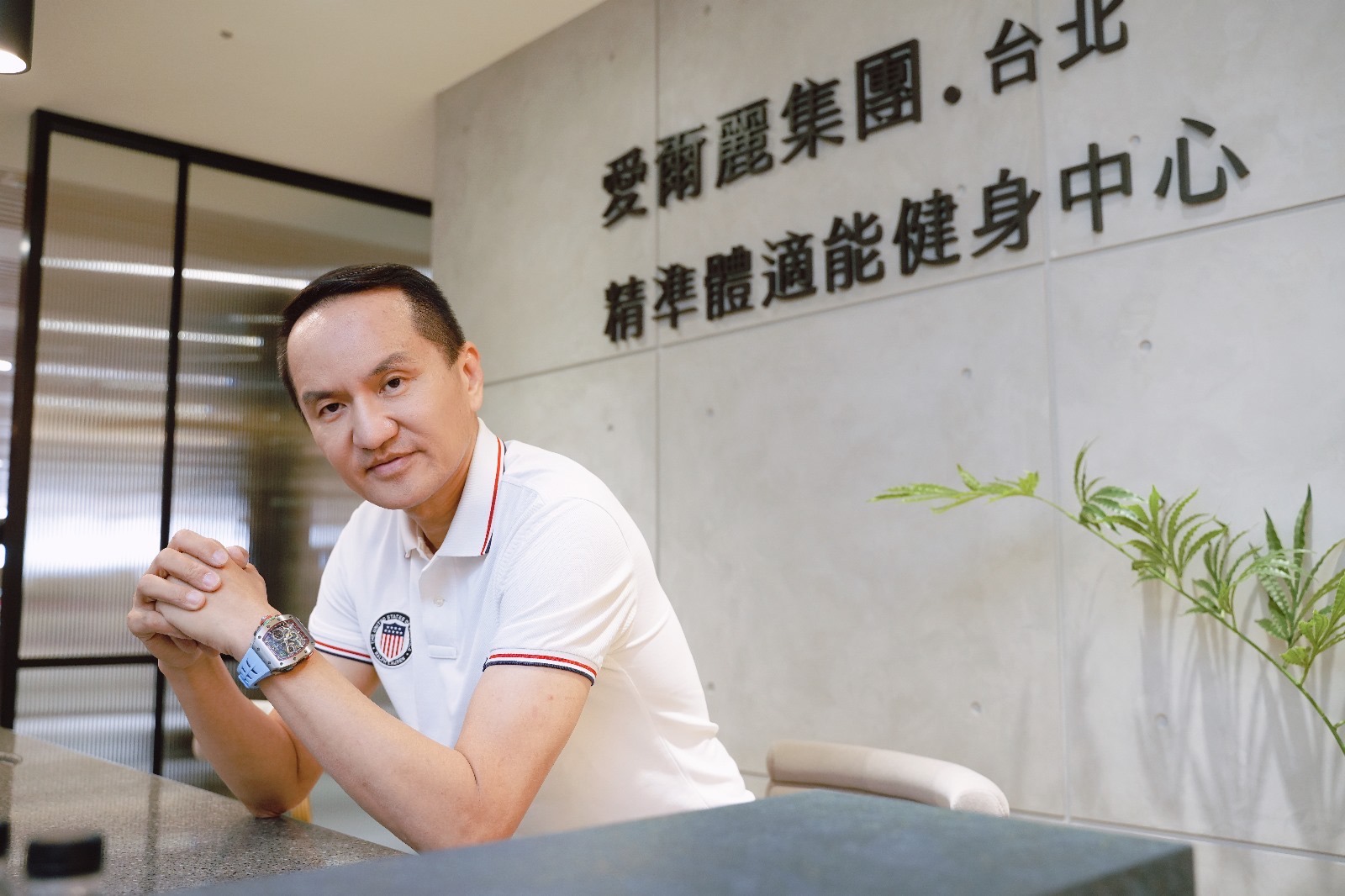 與愛爾麗集團合作的文建學有15年植髮經驗。（圖／愛爾麗提供）