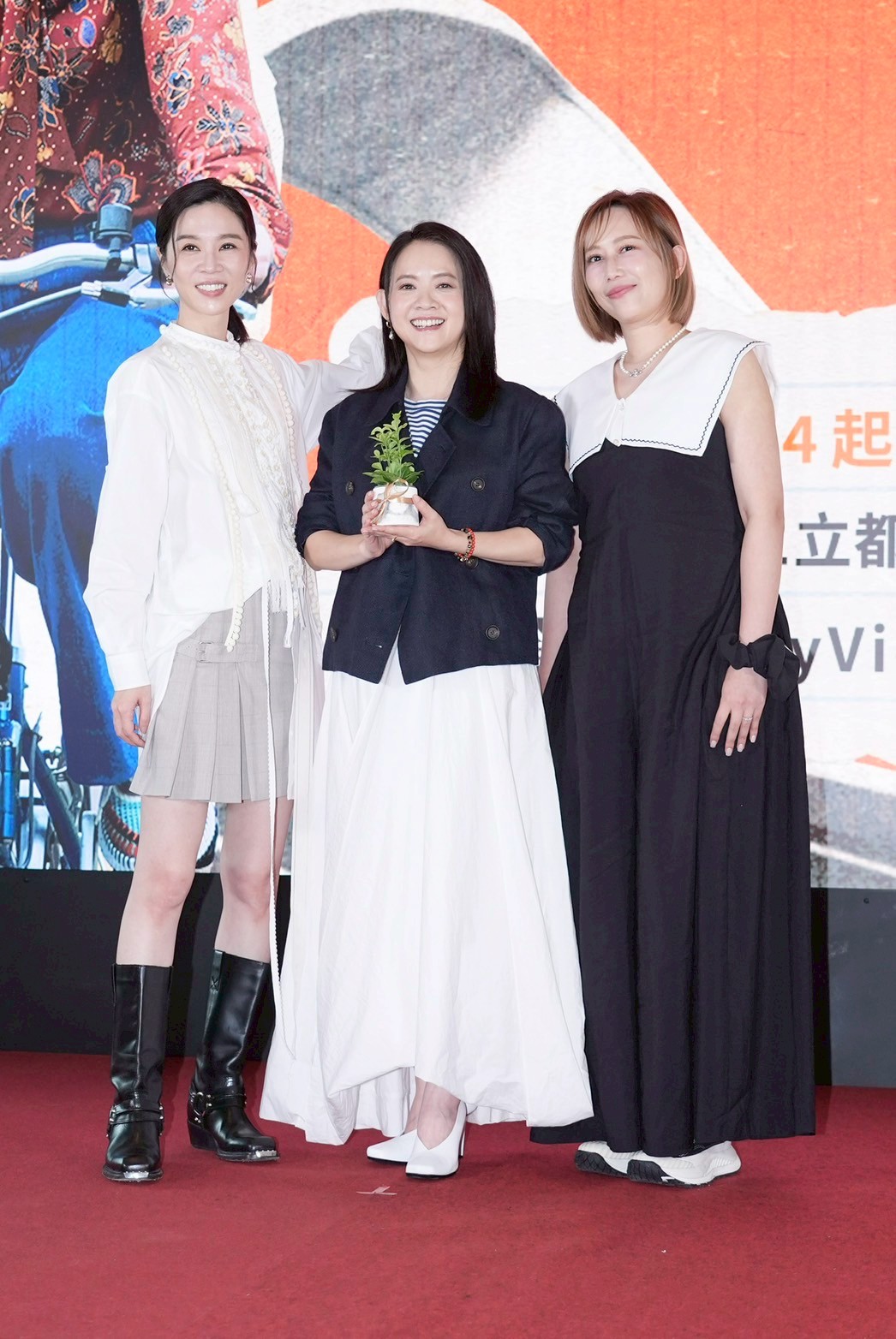 節目中擔任「禮物部長」的瑪菲司（右），專責為每集嘉賓挑選充滿心意的禮物。（圖／記者許方正攝）