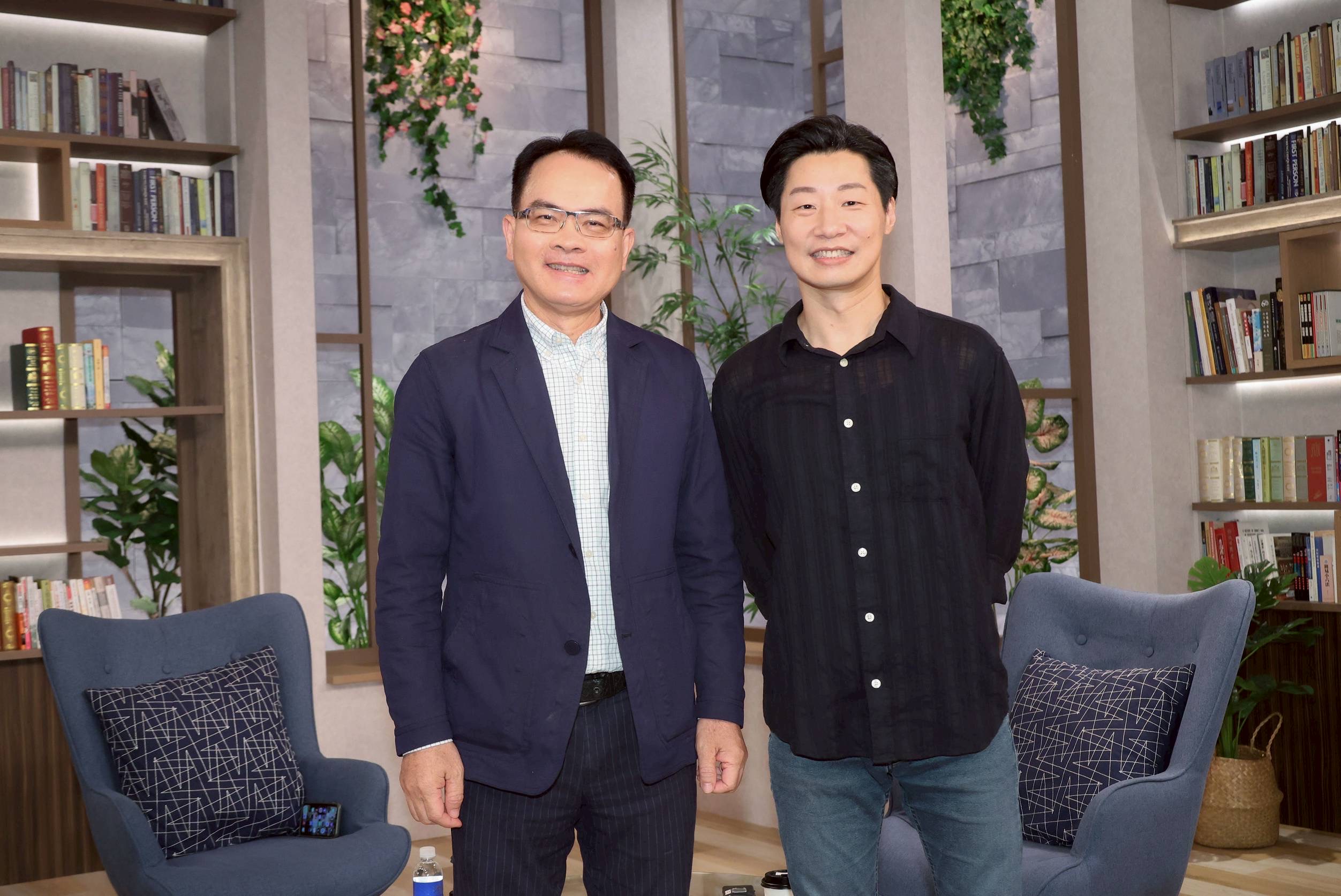 林昶佐在三立新聞台《話時代人物》節目中主動提到太太。（圖／三立提供）