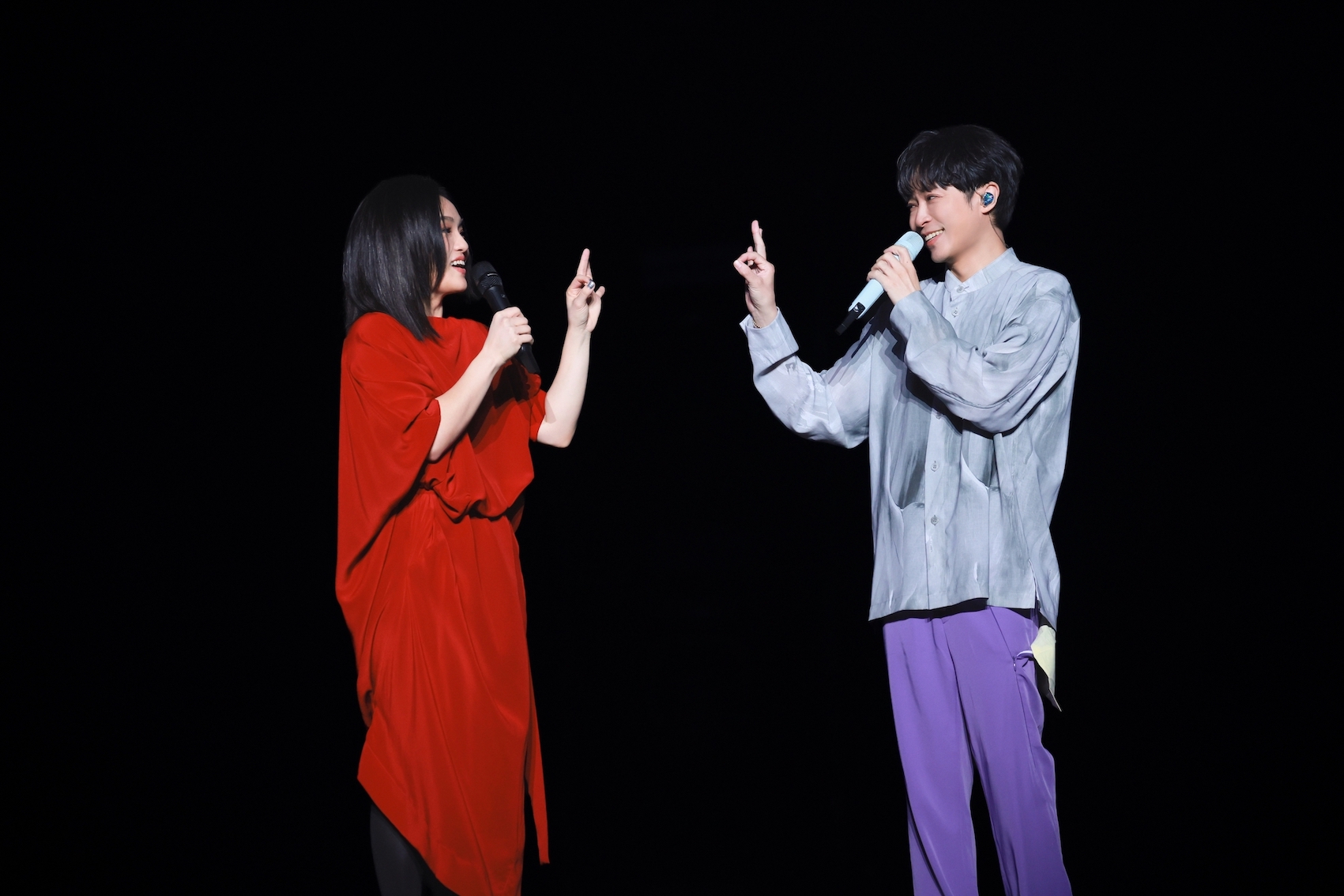 徐佳瑩(左)與吳青峰合唱〈調色盤〉。（圖／亞神音樂提供）