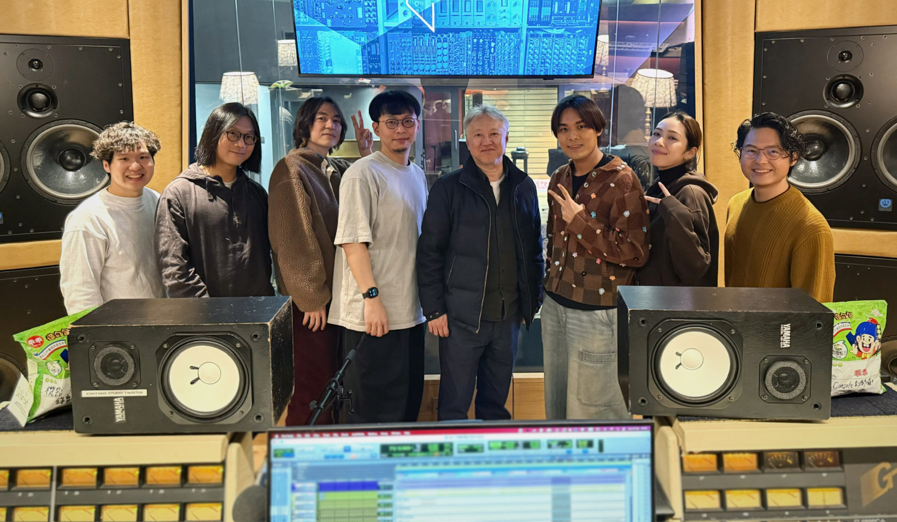 五月天瑪莎（左二）驚喜現身艾比路錄音室探班。（相信音樂提供）（圖／相信音樂提供）