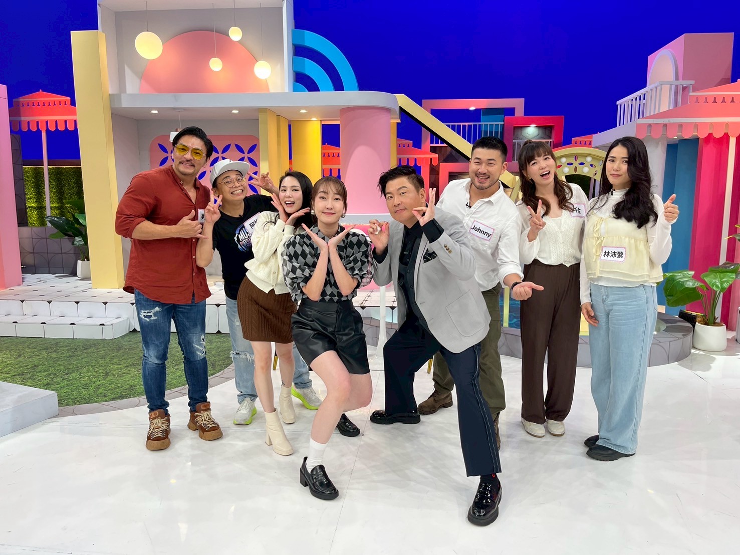 夢多、阿松、熊熊、主持人巴鈺、曾國城、創業青年代表Johnny、千金、林沛縈。（圖／緯來綜合台提供）
