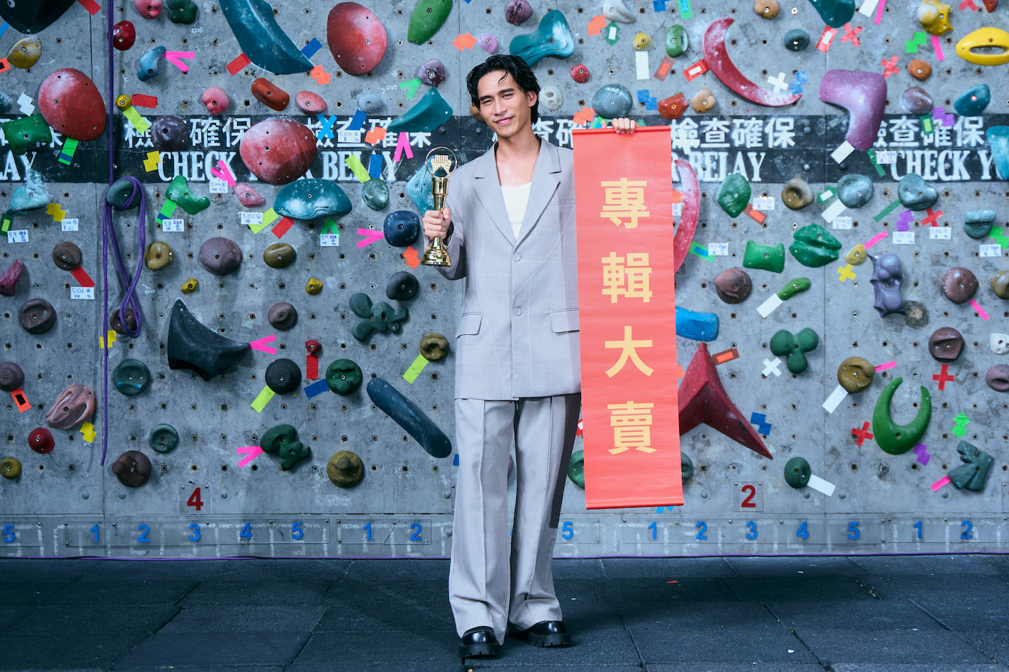柏霖感受手握真實金曲獎座，喊話想把真的獎盃帶回家。（圖／索尼音樂提供）
