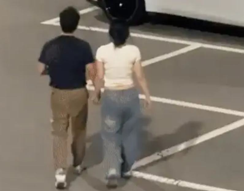 JDB娛樂高層和女偶像牽手畫面曝光。（圖／翻攝自X）