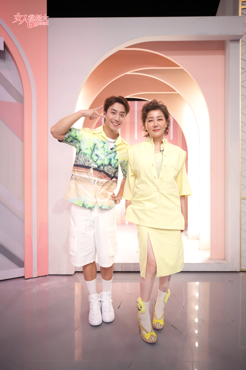 藍心湄（右）和卞慶華在節目建立起極佳的主持默契。（圖／TVBS提供）