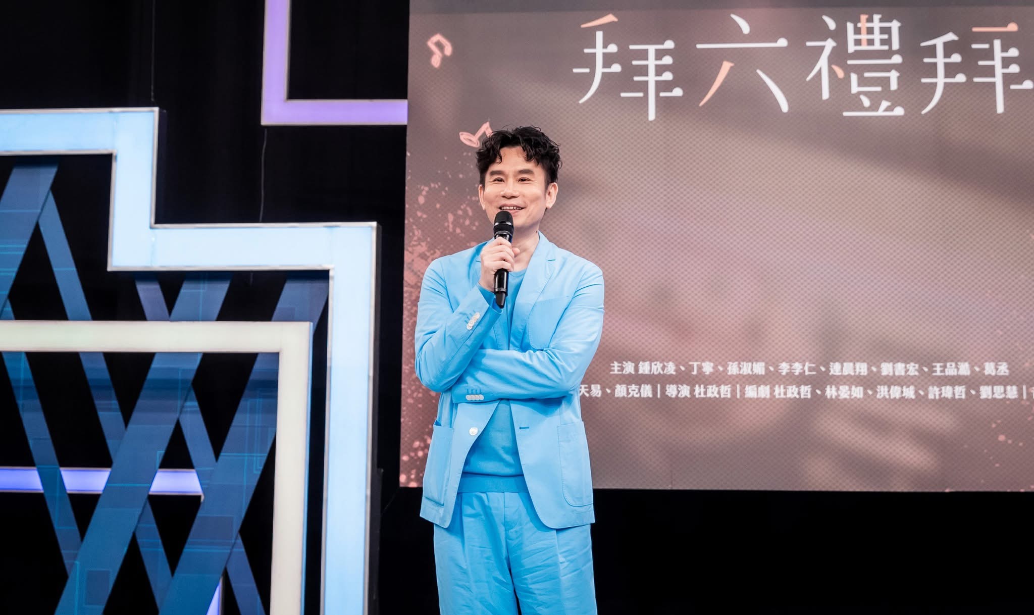導演杜政哲（右）出執導新戲《拜六禮拜》記者會。（圖／華視、公視台語台提供）