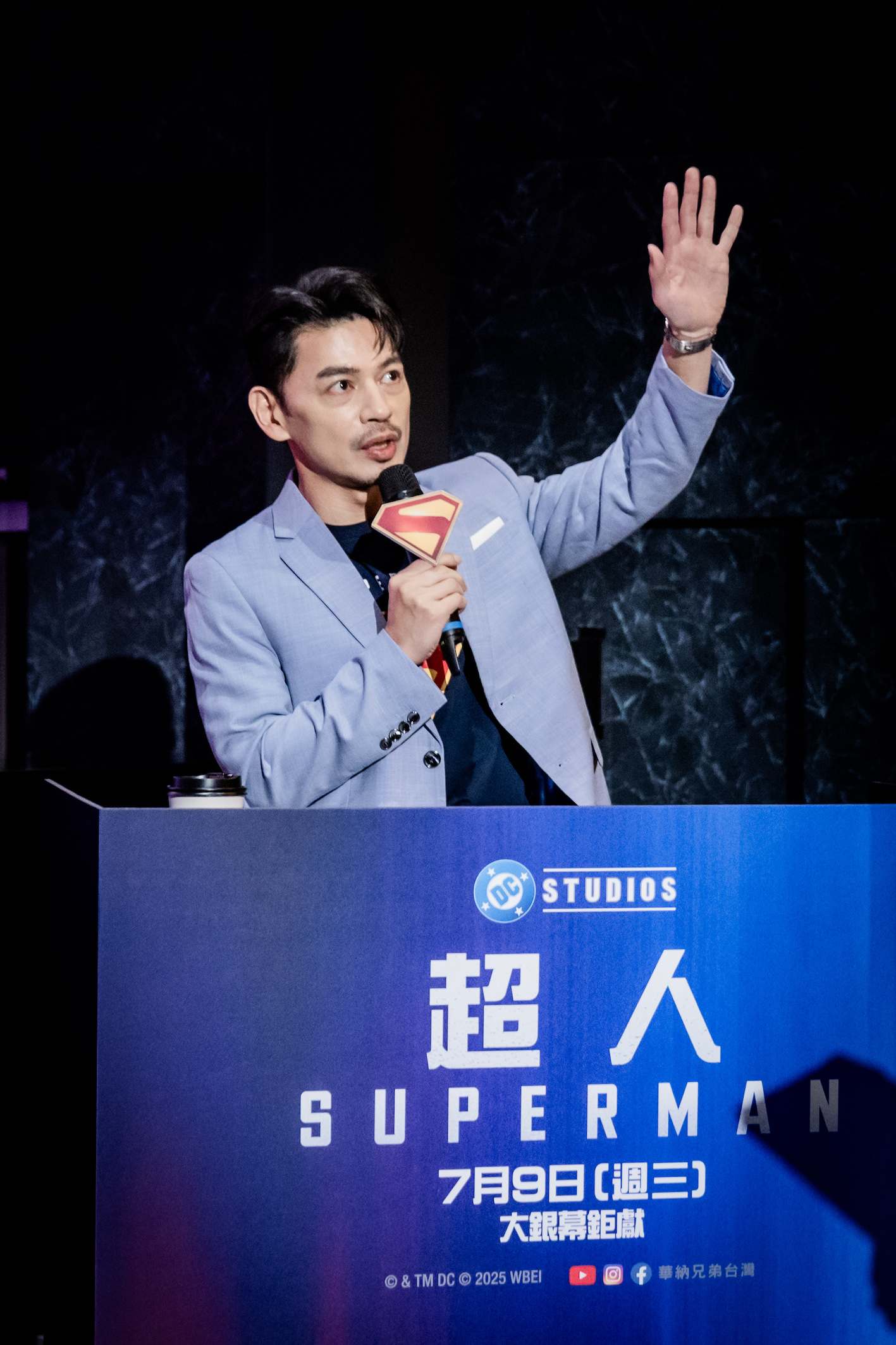 阿KEN擔任《超人》連線記者會主持人。（圖／華納提供）