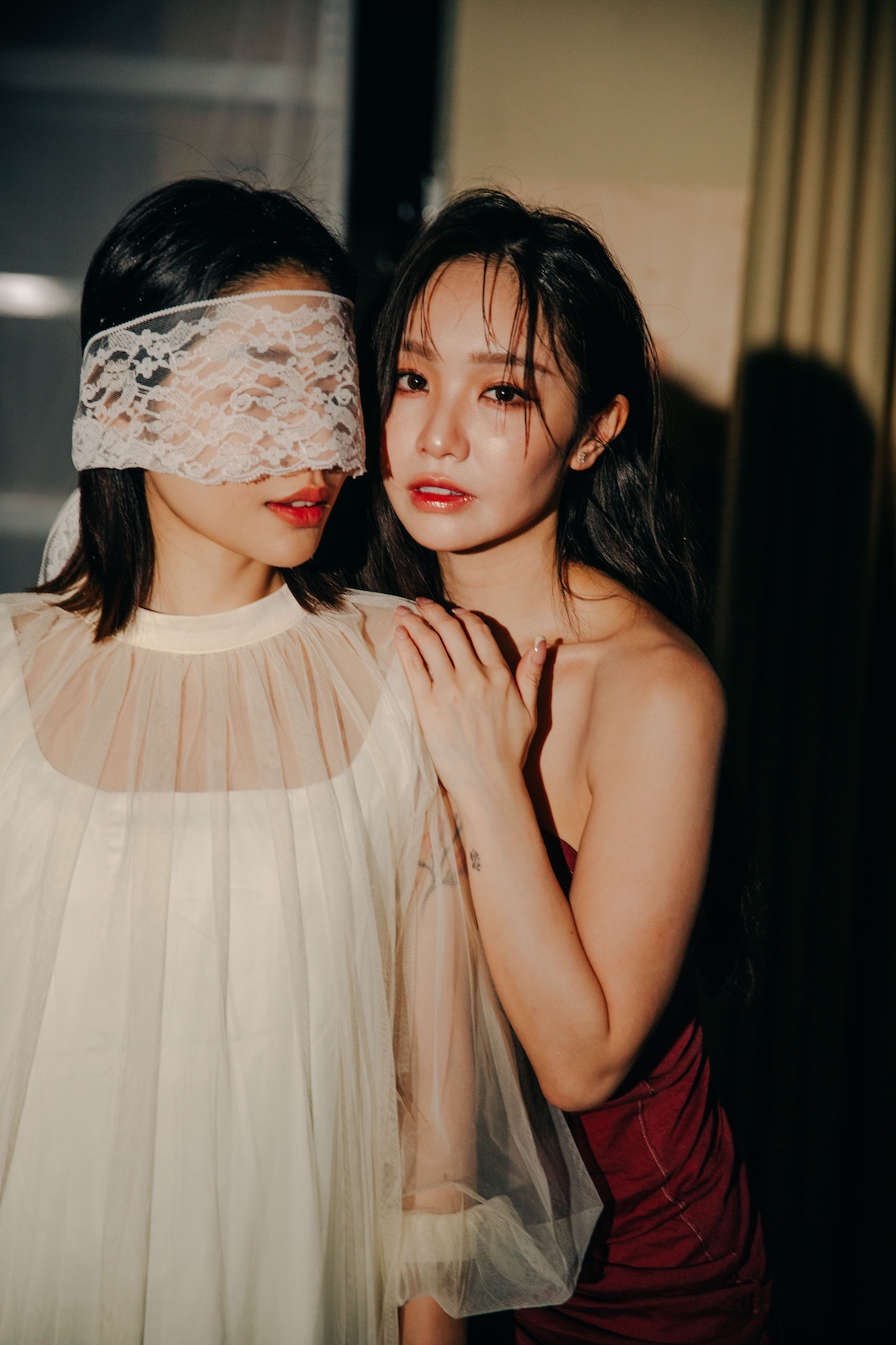 〈侵愛的〉MV以「布偶少女」作為主角意象。（圖／陶山音樂提供）
