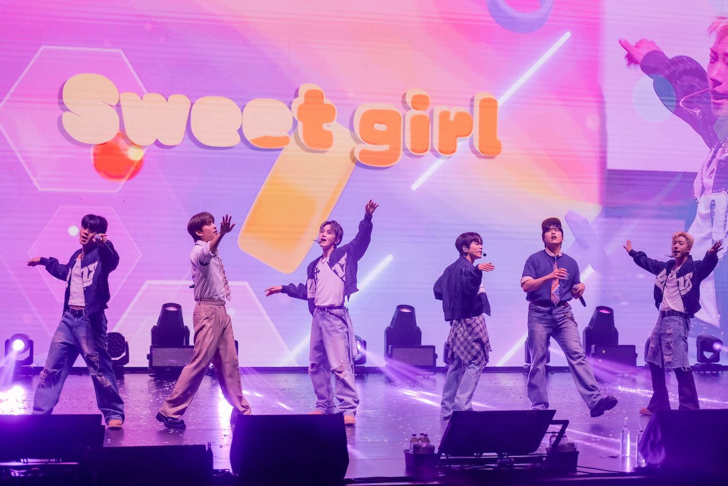 B1A4演唱經典名曲〈Whats Happening?〉等。（圖／SHOWOFFICE提供）