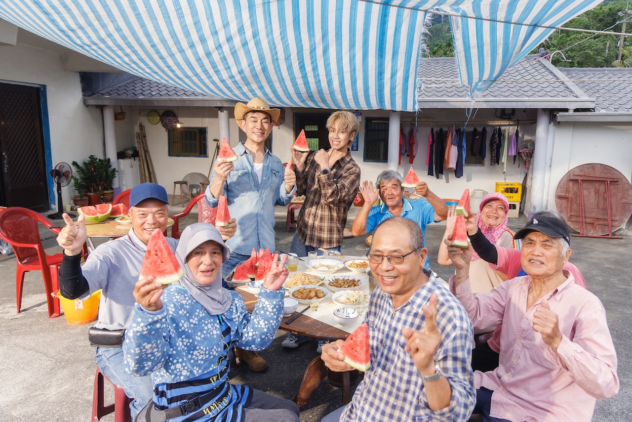 任賢齊（後左起）、鼓鼓與熱情村民一起吃飯。（圖／相信音樂提供）