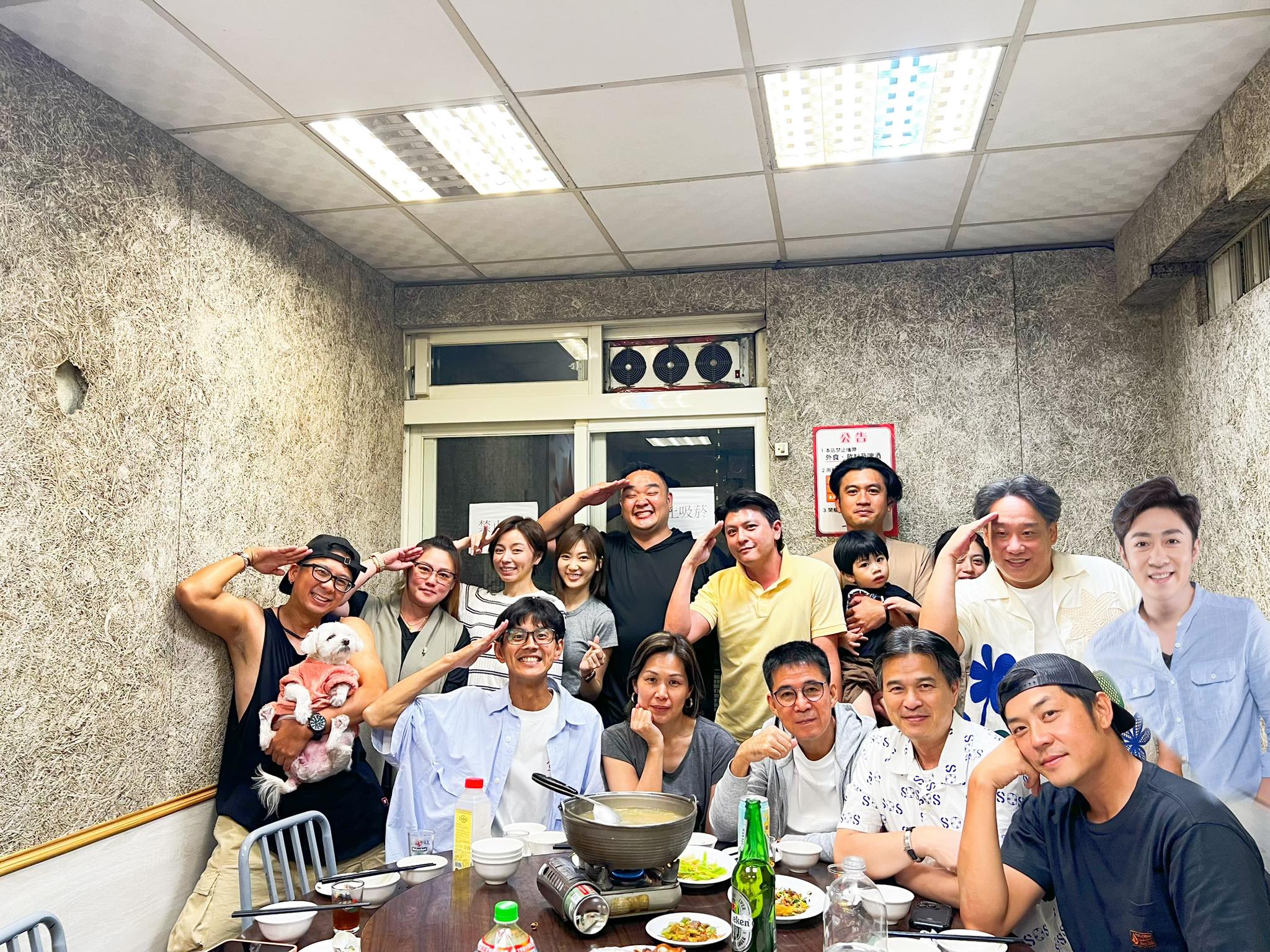 林道遠（後中）將艾成（右）合成進大合照。（圖／翻攝林道遠臉書）