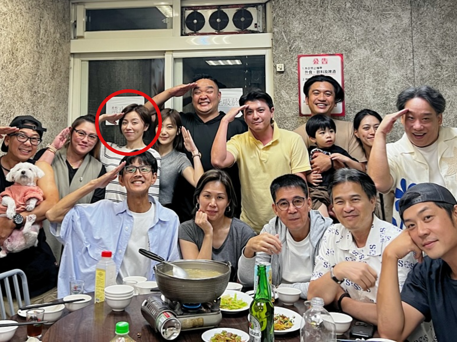 王瞳（紅圈處）代替艾成參加聚會。（圖／翻攝王瞳臉書）