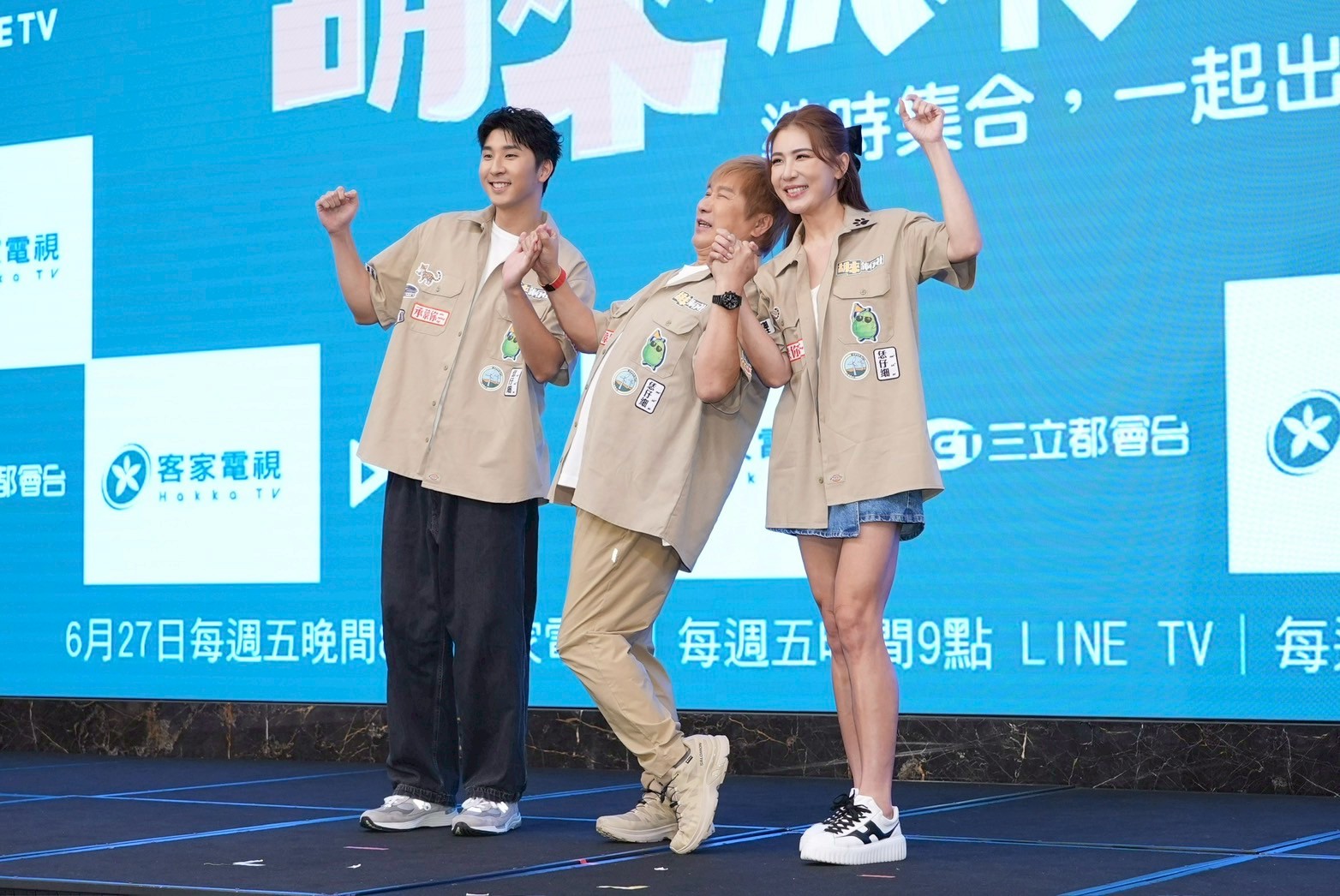 胡瓜（中）與小禎（右）、胡釋安合照動作浮誇，。（圖／記者許方正攝）