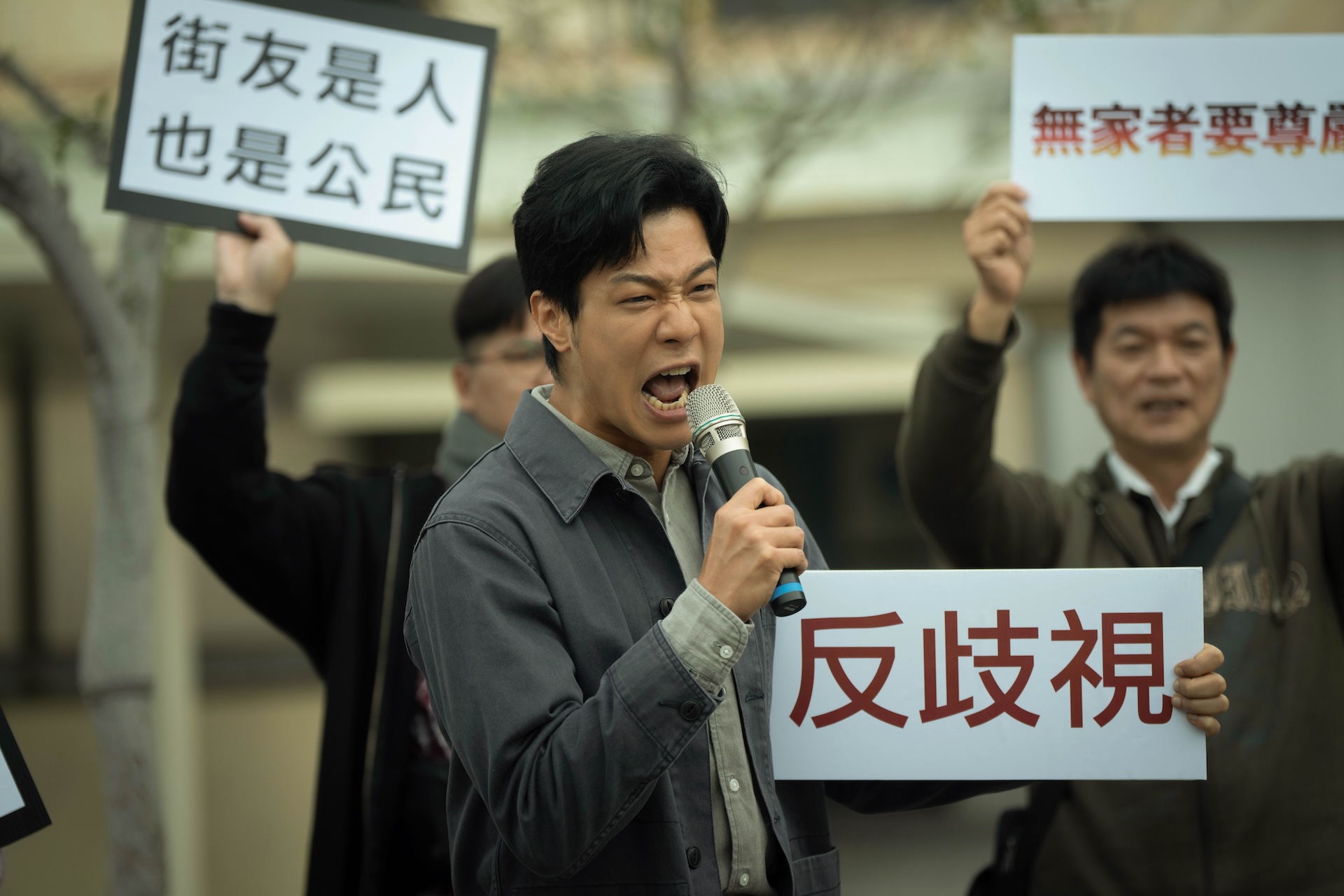 薛仕凌上街抗議。（圖／CATCHPLAY+、公視、大慕可可提供）