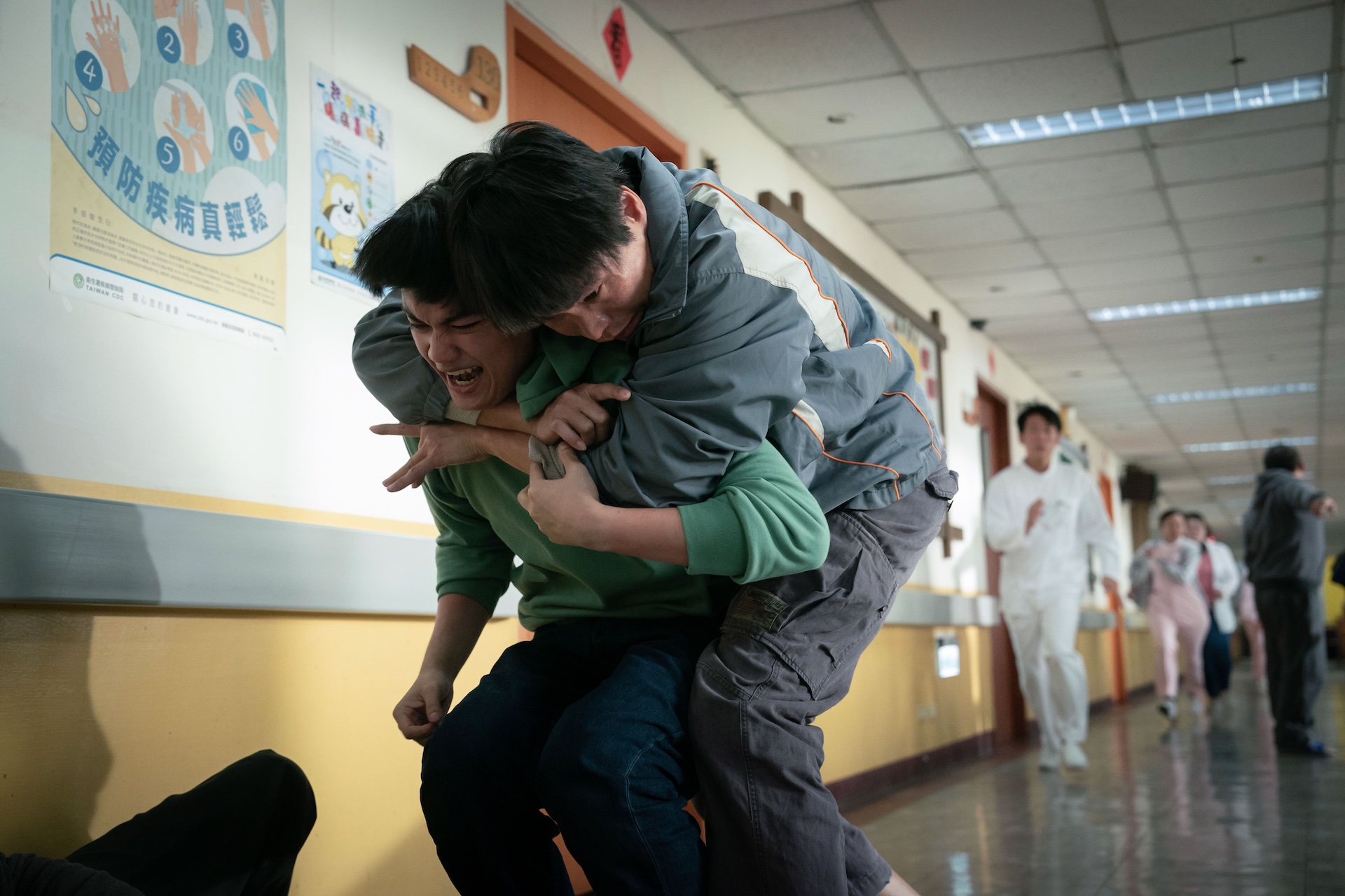 劉子銓（下）和黃鐙輝劇中都病纏身。（圖／CATCHPLAY+、公視、大慕可可提供）