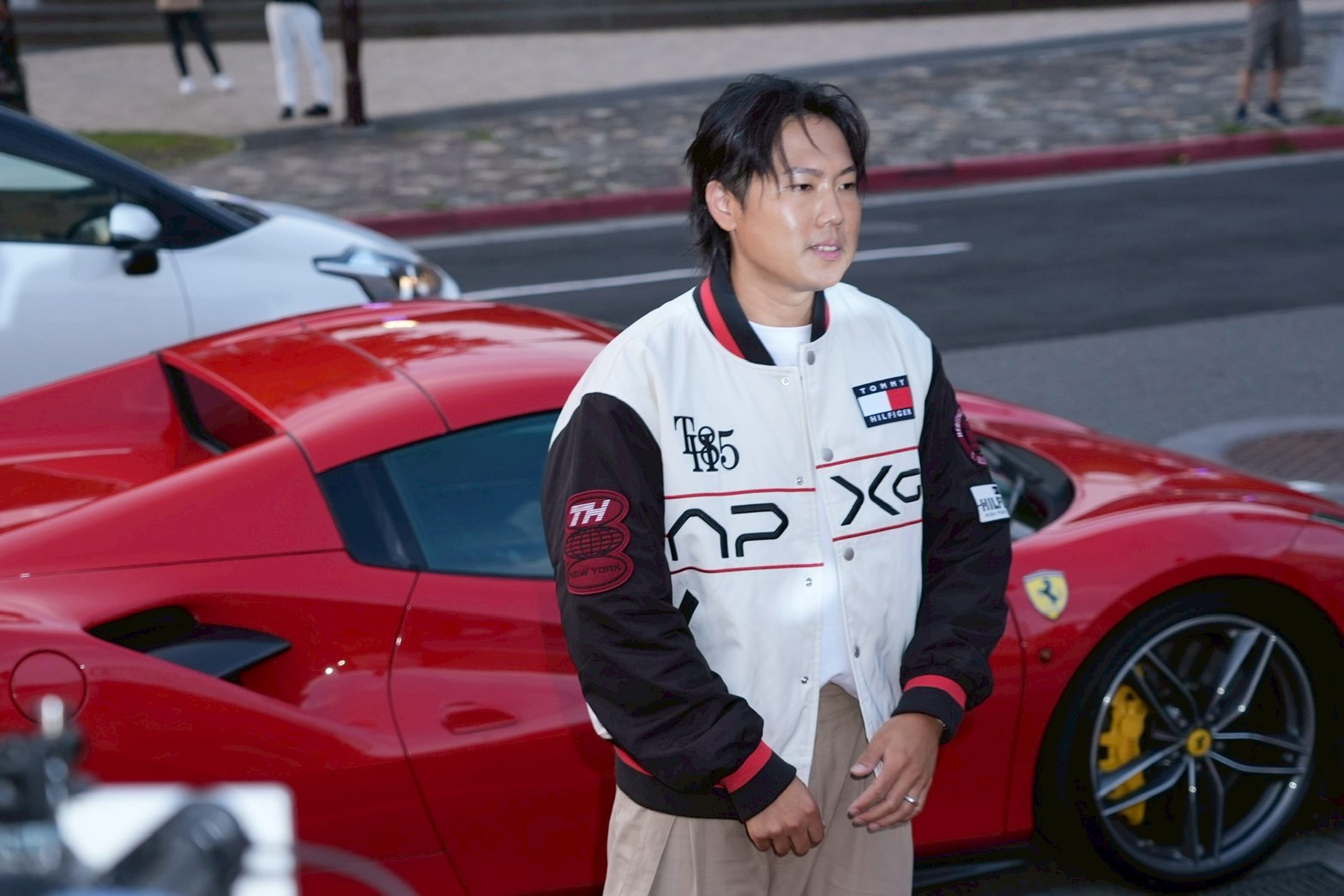 洋蔥搭超跑出席《F1電影》首映會。（圖／記者許方正攝）