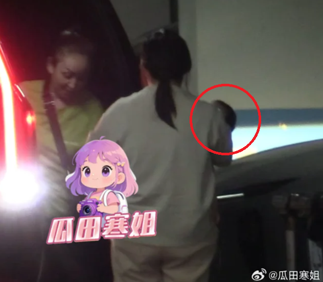 瓜田寒姐爆出徐藝洋媽媽接送孩子畫面。（圖／翻攝自微博）