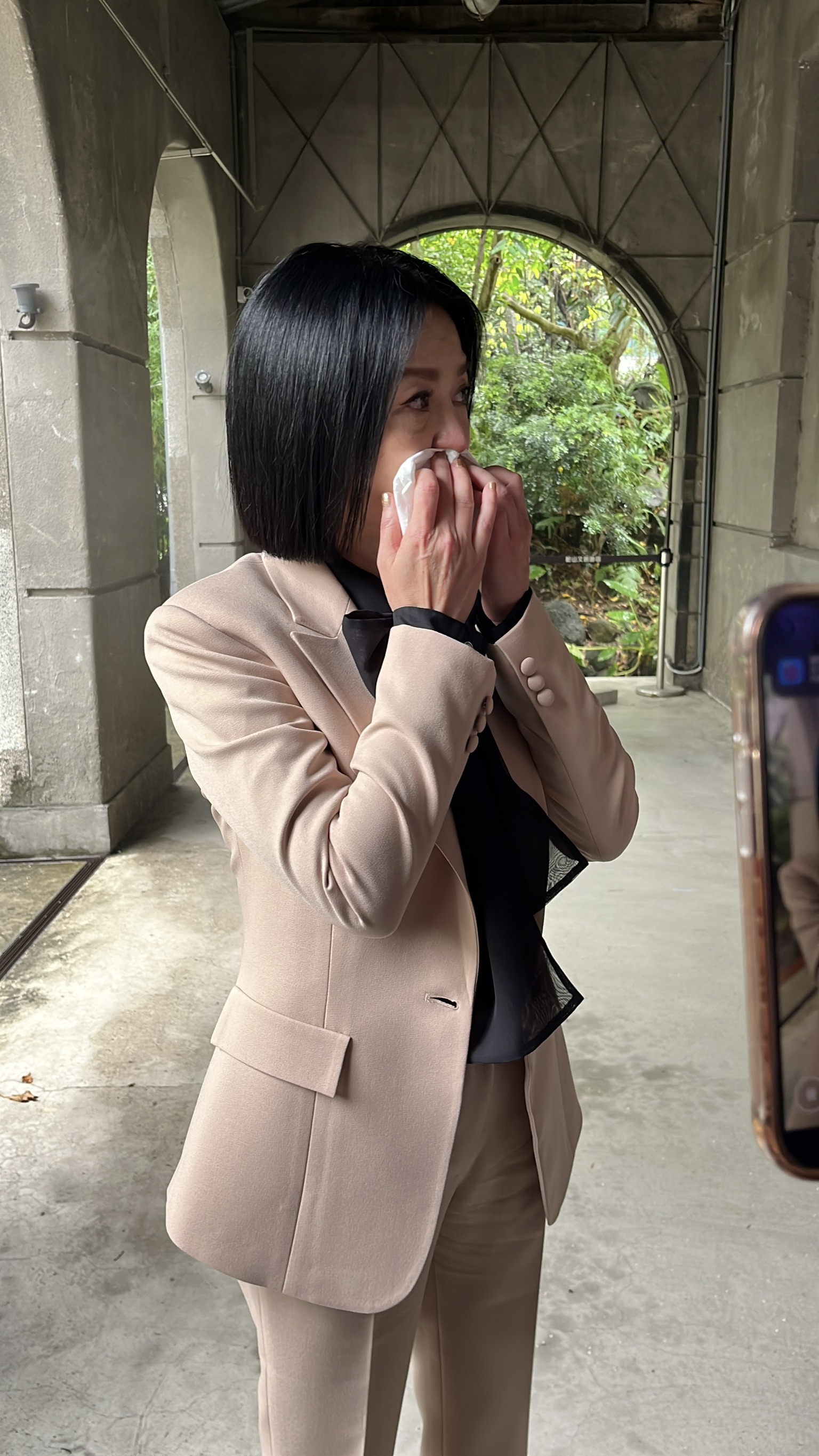苗可麗擦乾眼淚，珍惜陪伴爸爸時間。（圖／記者陳明中攝）