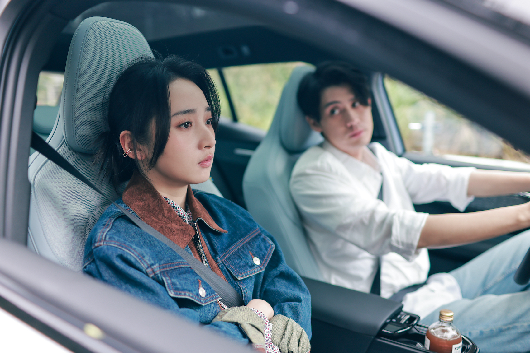 李沐感到焦慮，飾演未婚夫的李玉璽在旁也無法安撫她的不安。（圖／寬想國際娛樂提供）