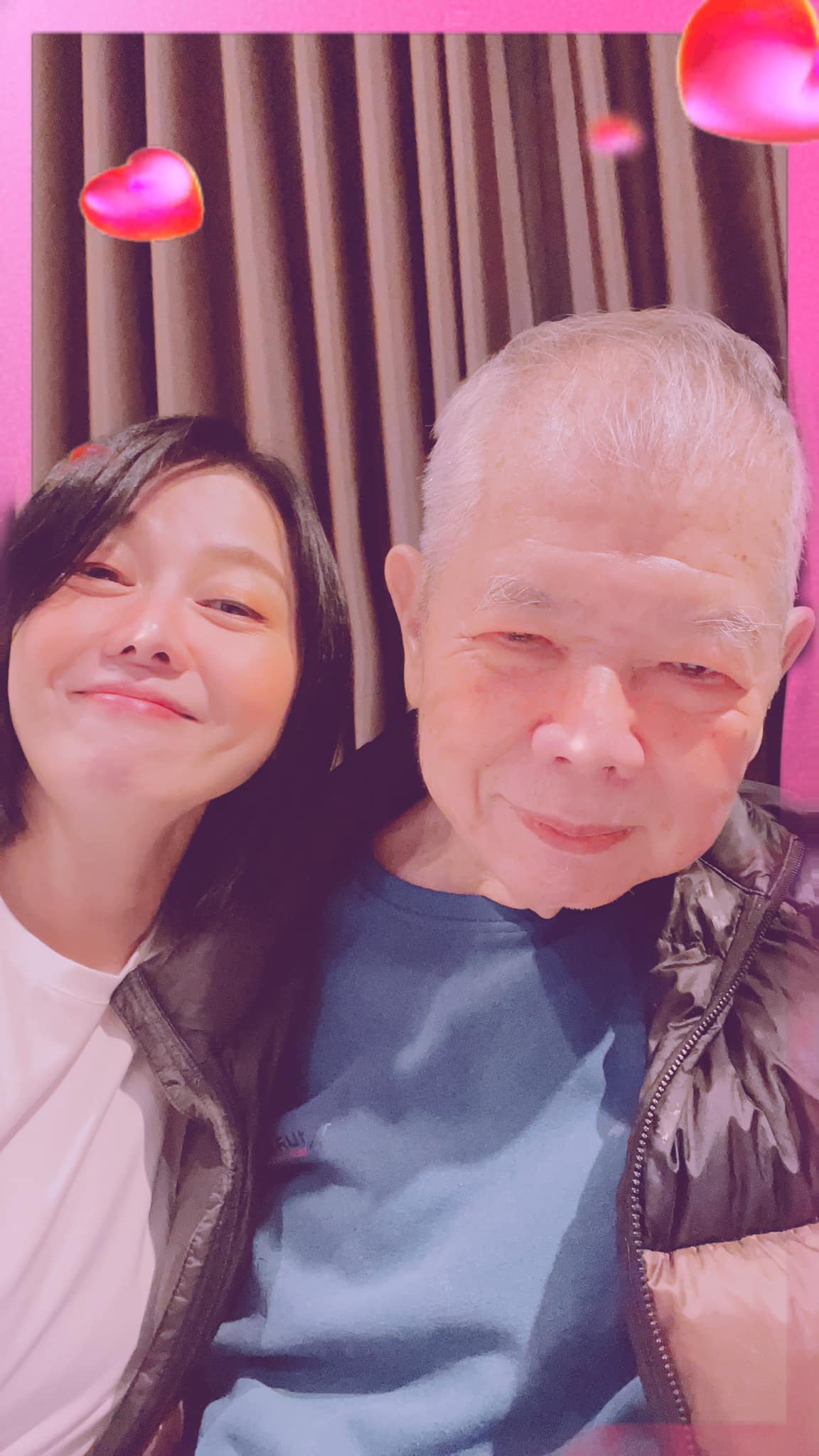 苗可麗（左）陪爸爸玩自拍特效。（圖／翻攝苗可麗臉書）