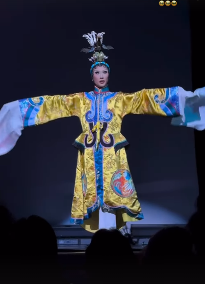 妮妃雅登上百老匯舞台，神將造型驚艷觀眾。（圖／翻攝自IG）