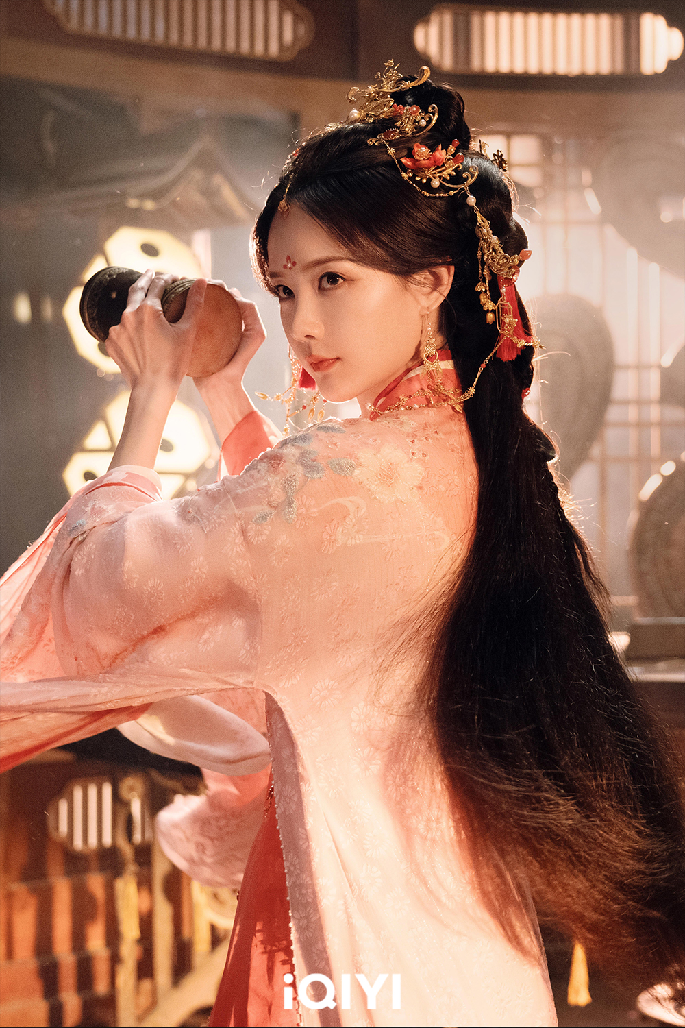 李一桐這次徹底拋開以往溫婉形象，詮釋出暴躁女主的喜感與倔強。（圖／iQIYI愛奇藝國際版提供）