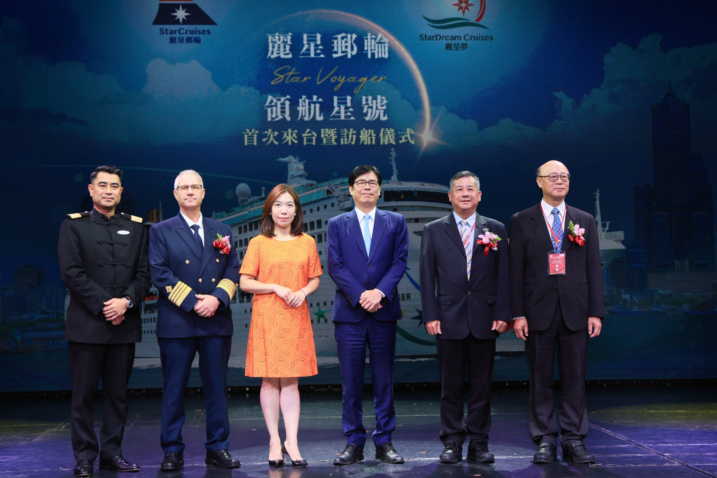 高雄市長陳其邁與麗星夢郵輪副總裁徐牧柔，以及多位高雄市議員。（圖／高雄市府提供）