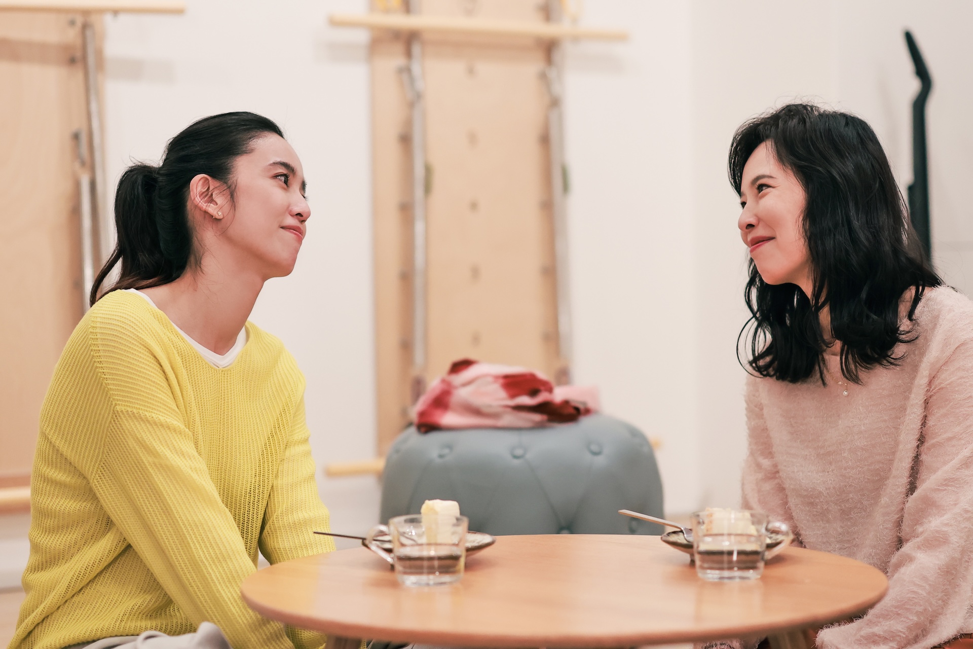 陳庭妮（左）在《慶祝》中與天心暢聊。（圖／寬想國際娛樂提供）
